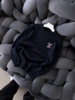 LV Nakış Detaylı Premium Triko Kazak - Lacivert