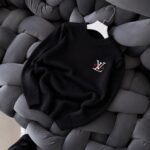 LV Nakış Detaylı Premium Triko Kazak - Siyah