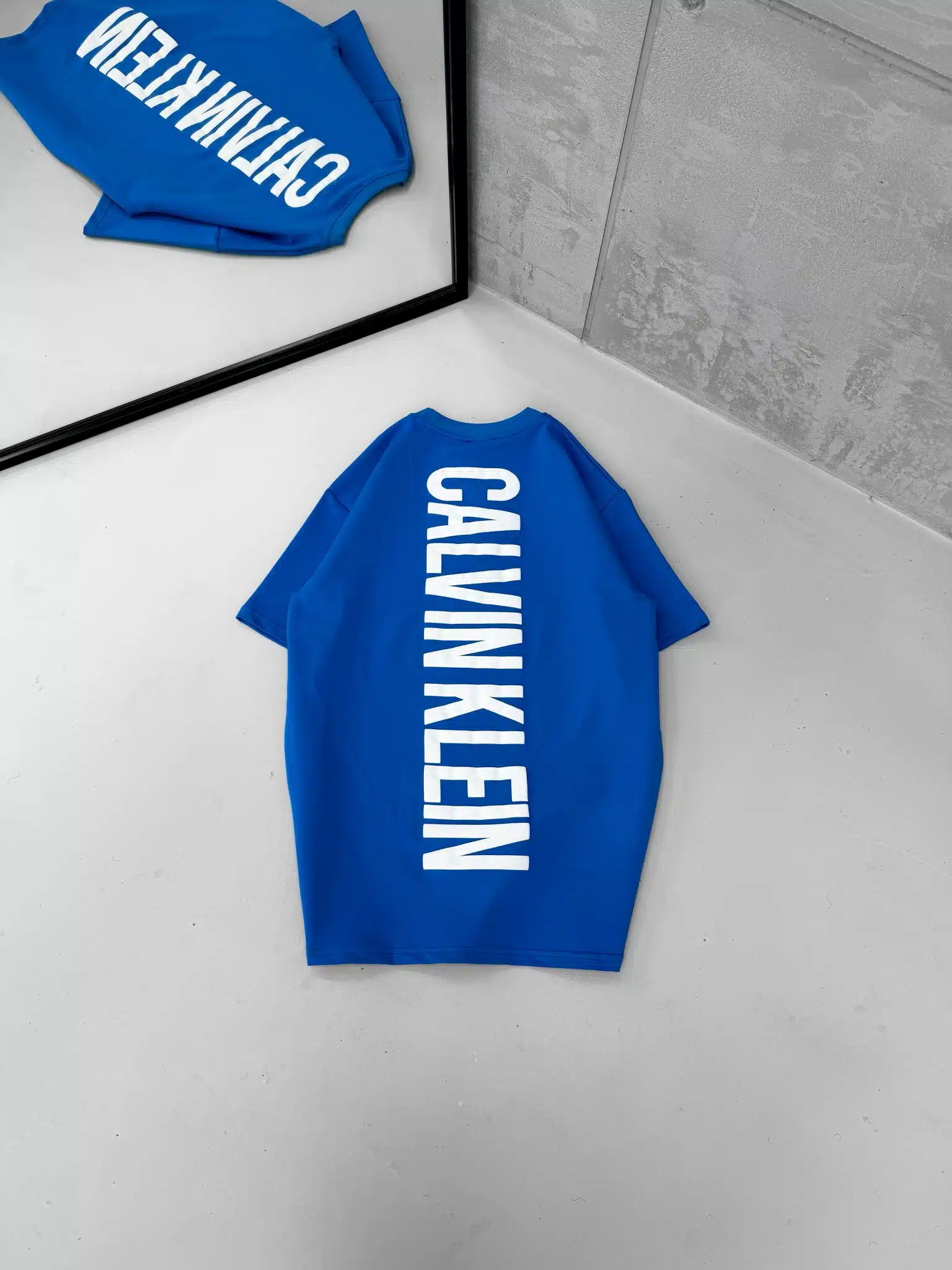 UYUYUYI CK Sırt Kabartma Baskı Detaylı Bisiklet Yaka Tshirt - Mavi - Görsel 1