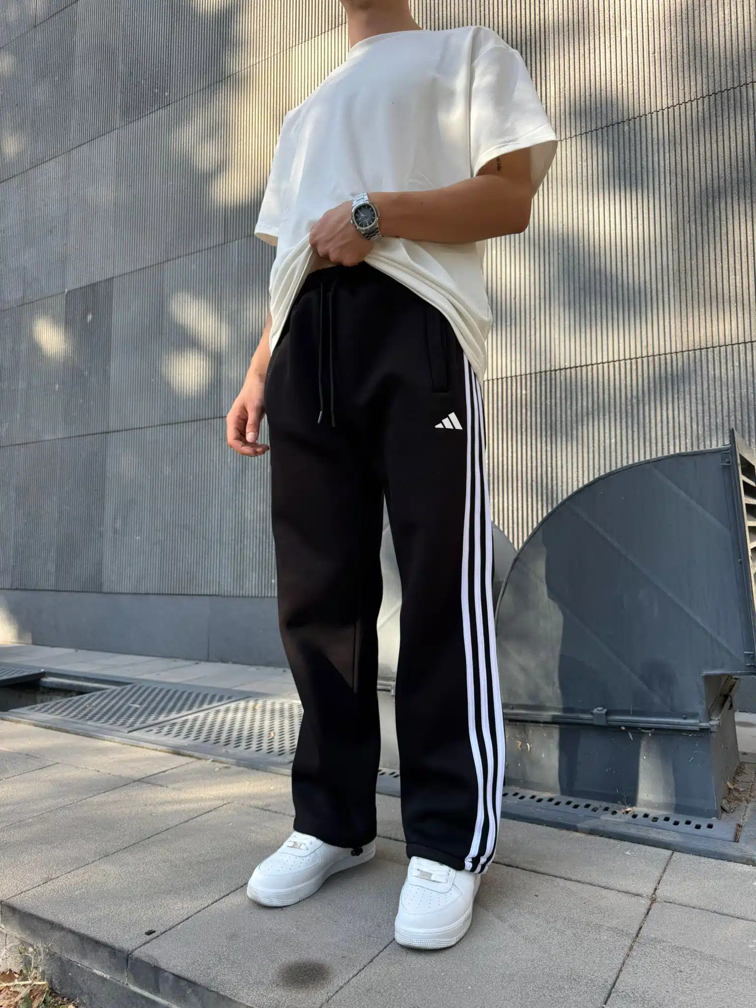 WhatsApp Görsel 2025-10-02 saat 18.29.00_a930a522 ‘AD’ 3 Şeritli Lastikli Stoper Paça Baggy Eşofman – Siyah - Görsel 1