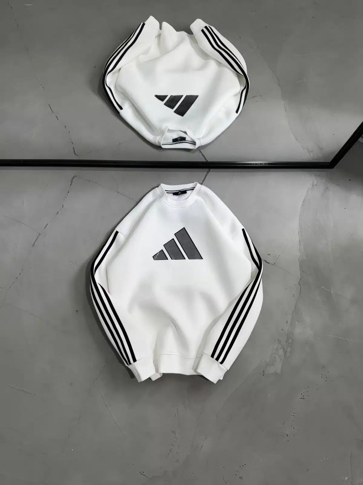 WhatsApp Görsel 2025-10-16 saat 15.25.43_92787163 AD Şeritli Büyük Enjeksiyon Baskılı Üç İplik Sweatshirt – Beyaz - Görsel 1