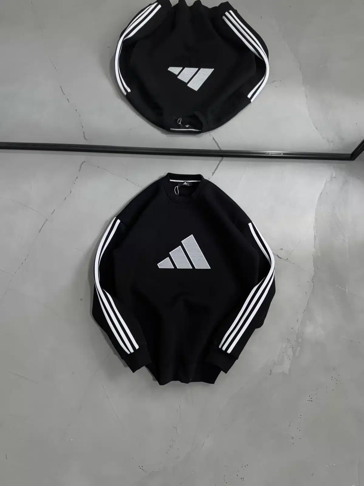 WhatsApp Görsel 2025-10-16 saat 15.25.45_5ec222cb AD Şeritli Büyük Enjeksiyon Baskılı Üç İplik Sweatshirt – Siyah - Görsel 1