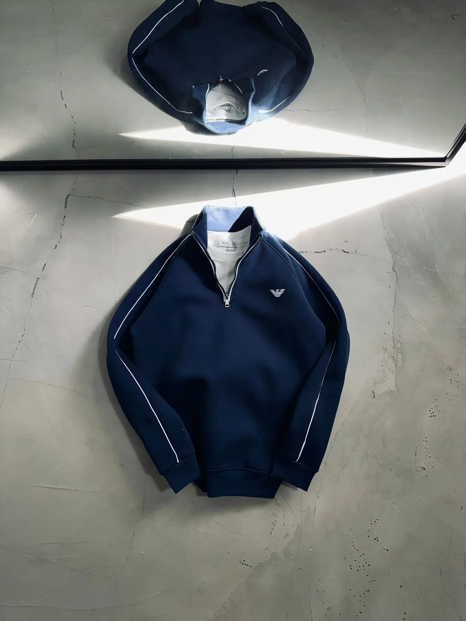 WhatsApp Görsel 2025-10-16 saat 15.25.47_40989278 EA7 Nakışlı Üç İplik Yarım Fermuarlı Sweatshirt – Lacivert - Görsel 1