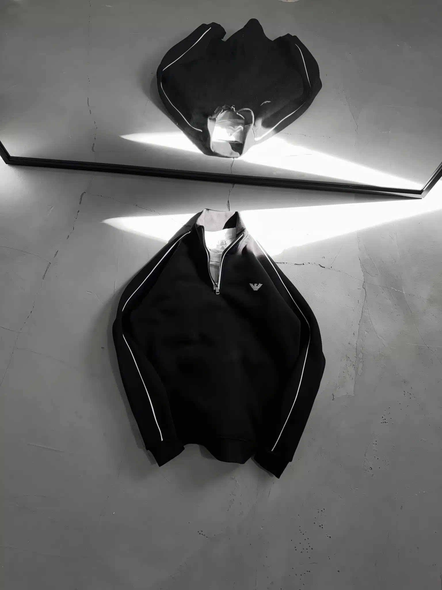 WhatsApp Görsel 2025-10-16 saat 15.25.50_551f4905 EA7 Nakışlı Üç İplik Yarım Fermuarlı Sweatshirt – Siyah - Görsel 1