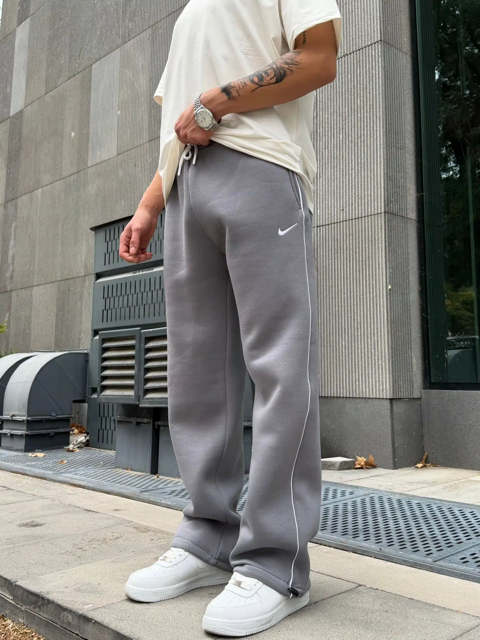 WhatsApp Görsel 2025-10-23 saat 18.31.45_64527944 ‘NK’ Nakışlı Çizgili Lastikli Stoper Paça Baggy Eşofman – Füme - Görsel 1