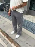 ‘NK’ Nakışlı Çizgili Lastikli Stoper Paça Baggy Eşofman – Füme - Görsel 4