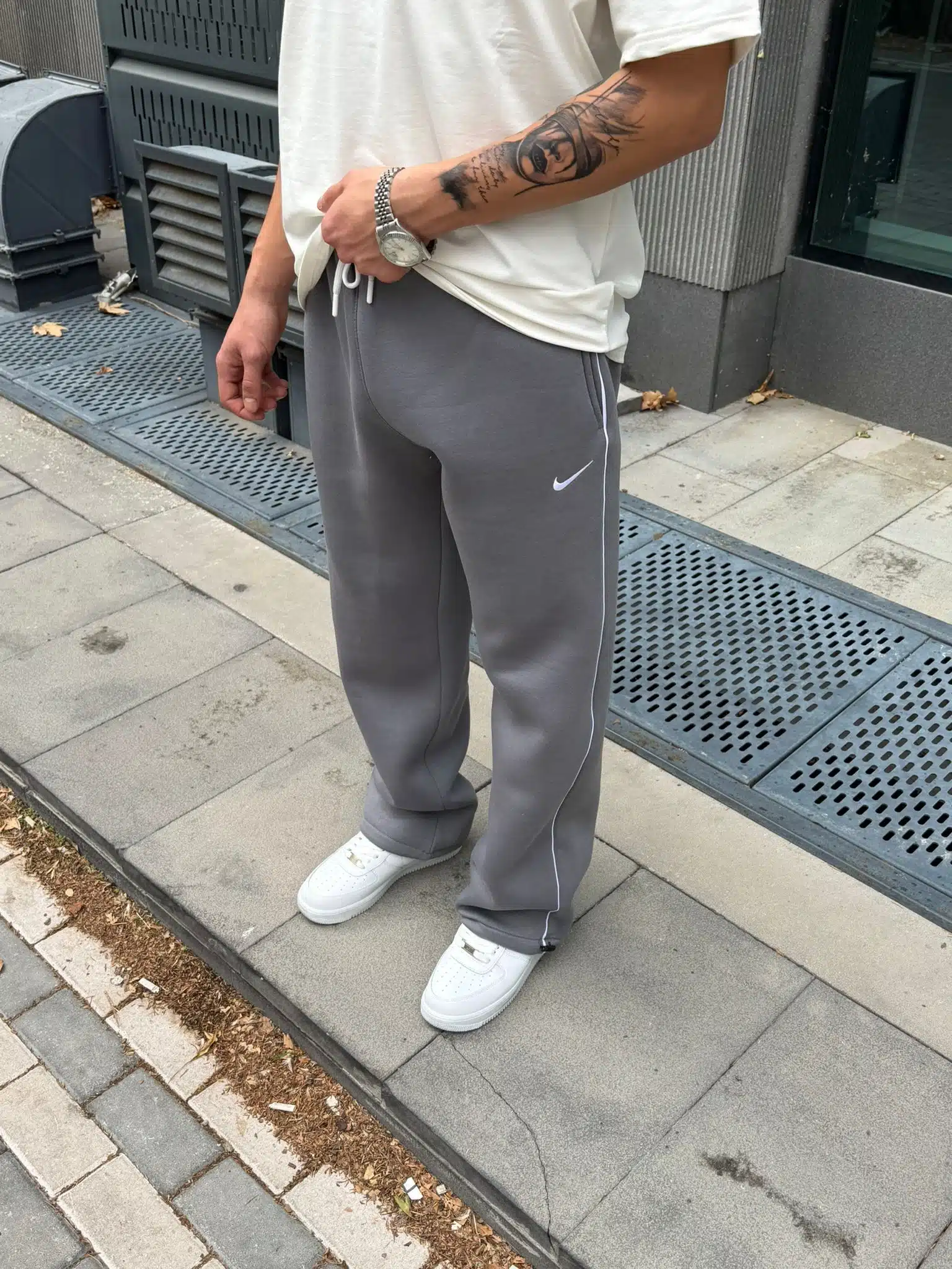 WhatsApp Görsel 2025-10-23 saat 18.31.45_907ba660 ‘NK’ Nakışlı Çizgili Lastikli Stoper Paça Baggy Eşofman – Füme - Görsel 4