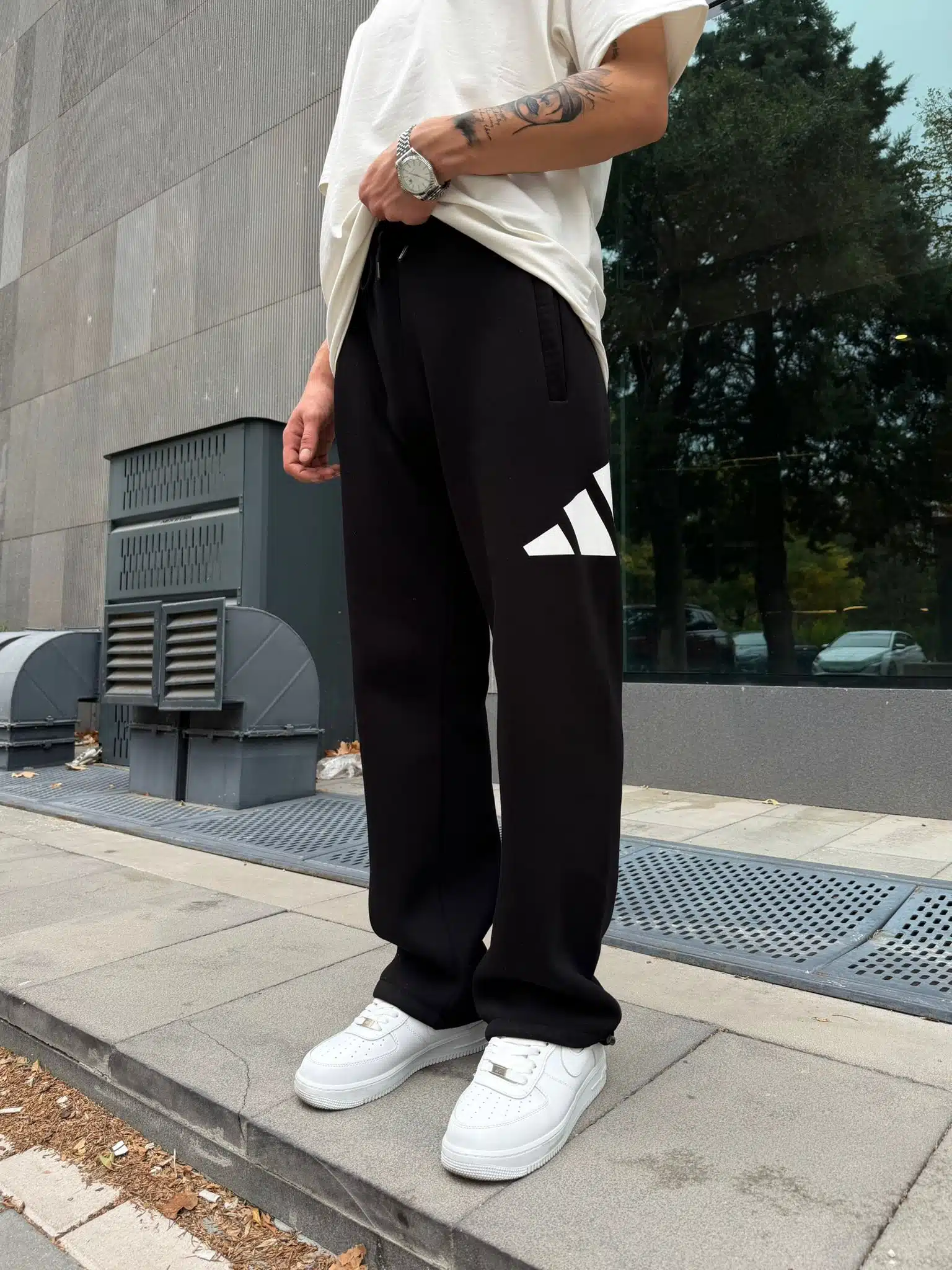 WhatsApp Görsel 2025-10-23 saat 18.32.07_58c4ef59 ‘AD’ Büyük Baskılı Lastikli Stoper Paça Baggy Eşofman – Siyah - Görsel 1