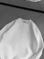 M Büyük Kabartma Sırt Baskılı Üç İplik  Sweatshirt – Beyaz - Görsel 4