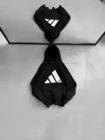 AD Büyük Kabartma Baskılı Üç İplik Kapşonlu  Sweatshirt – Siyah