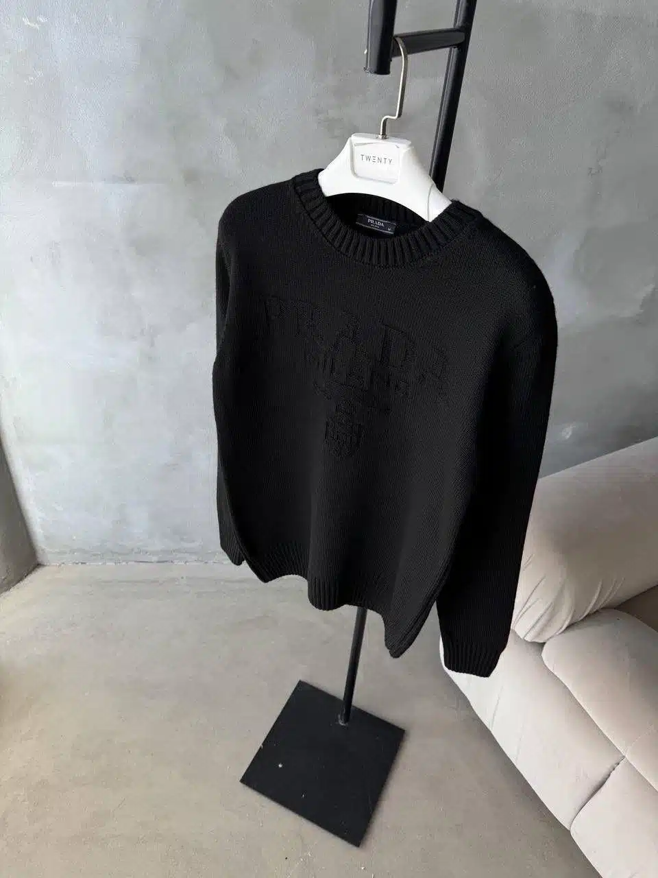 WhatsApp Görsel 2025-11-11 saat 16.55.06_15dfdd57 PRD İşlemeli Premium Örgü Triko Kazak – Siyah - Görsel 1