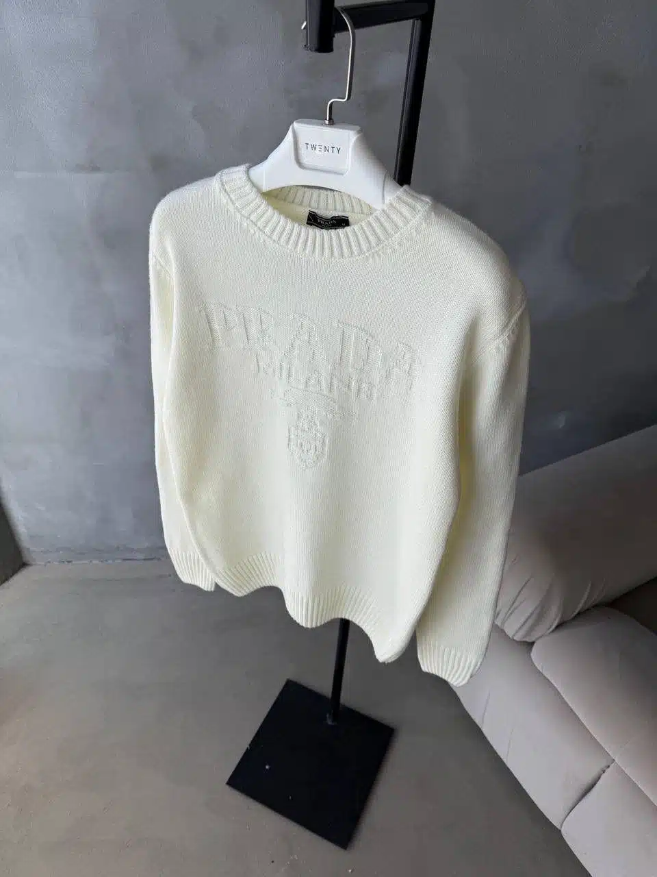 WhatsApp Görsel 2025-11-11 saat 16.55.06_1ab7f9ba PRD İşlemeli Premium Örgü Triko Kazak – Beyaz - Görsel 1