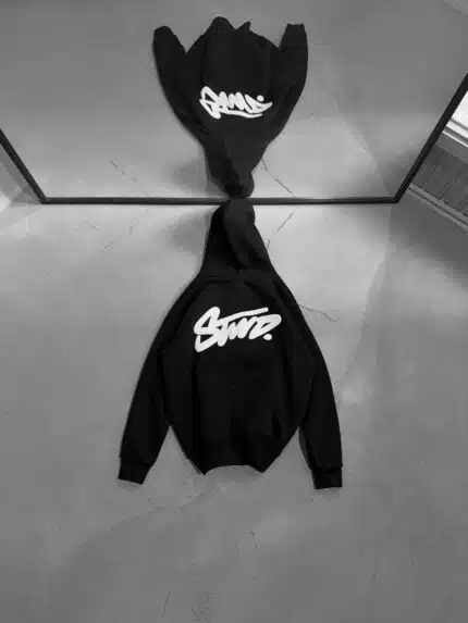 SW Kabartma Sırt Baskılı Kapşonlu Sweatshirt – Siyah