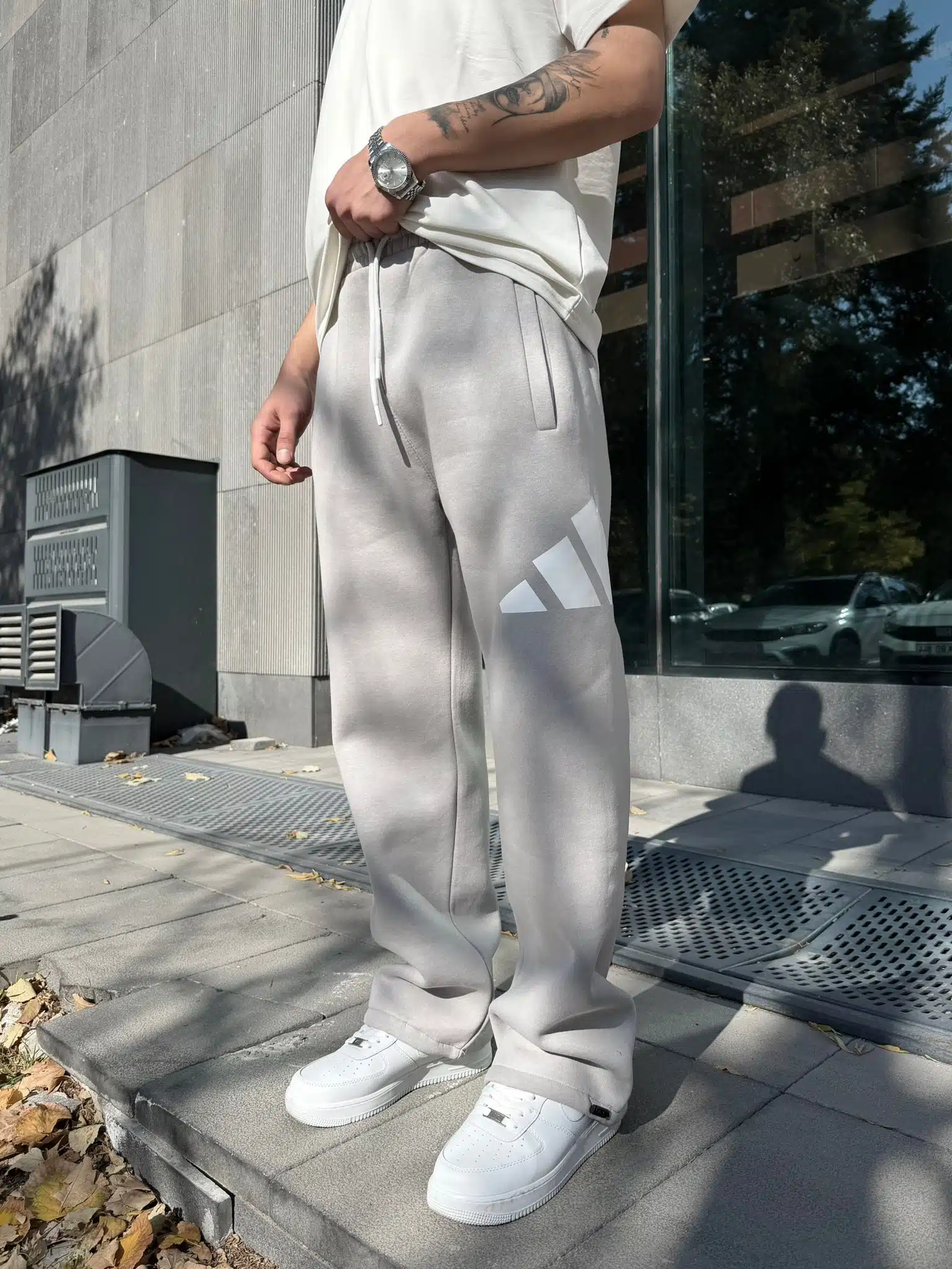 WhatsApp Görsel 2025-11-14 saat 20.56.45_8a9e9ce4 ‘AD’ Büyük Baskılı Lastikli Stoper Paça Baggy Eşofman – Krem - Görsel 1