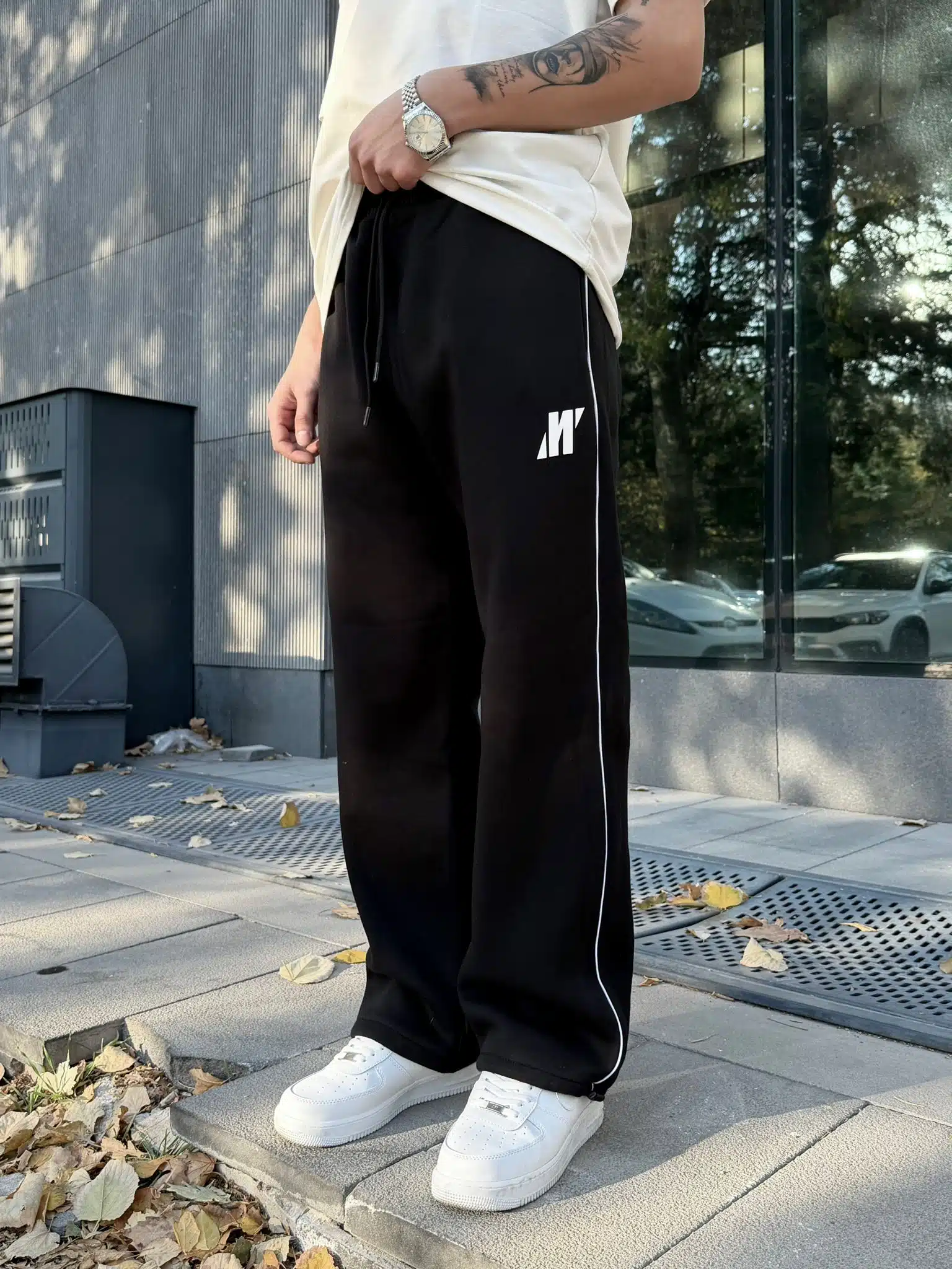 WhatsApp Görsel 2025-11-14 saat 21.11.38_7e9a8131 ‘M’ Enjeksiyon Baskılı Çizgili Lastikli Stoper Paça Baggy Eşofman – Siyah - Görsel 1