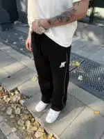 ‘M’ Enjeksiyon Baskılı Çizgili Lastikli Stoper Paça Baggy Eşofman – Siyah - Görsel 4