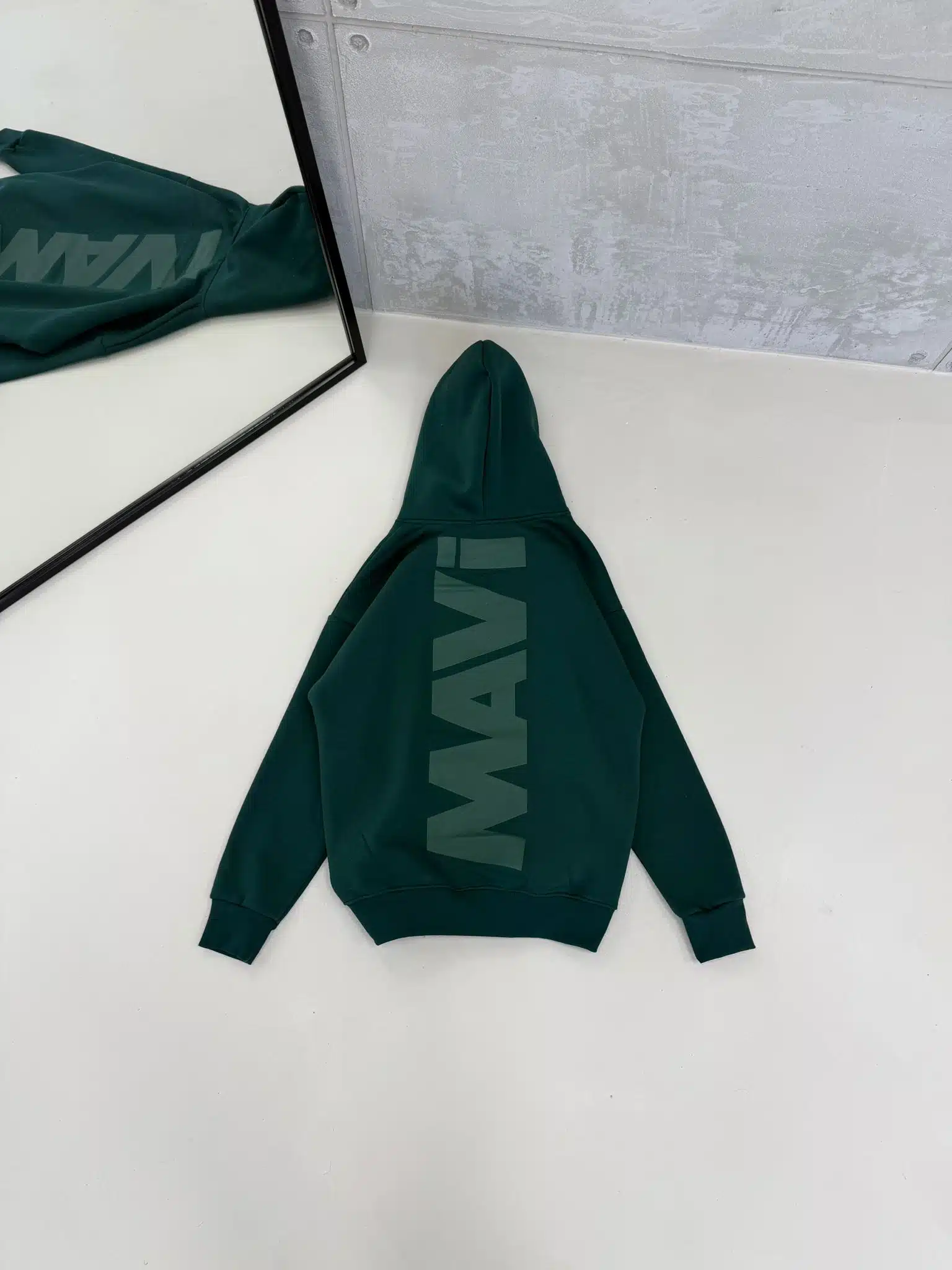 WhatsApp Görsel 2025-11-20 saat 17.48.29_35c20066 M Büyük Kabartma Sırt Baskılı Kapşonlu Üç İplik Sweatshirt – Yeşil - Görsel 1