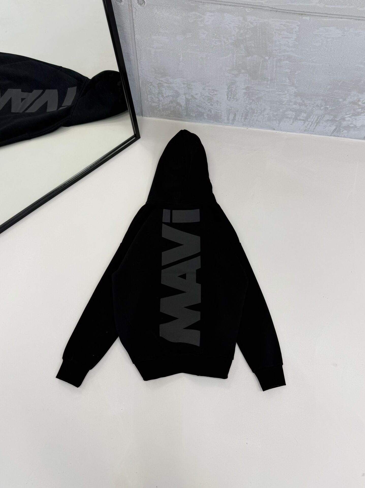 WhatsApp Görsel 2025-11-20 saat 17.48.38_26deb90a M Büyük Kabartma Sırt Baskılı Kapşonlu Üç İplik Sweatshirt – Siyah - Görsel 1