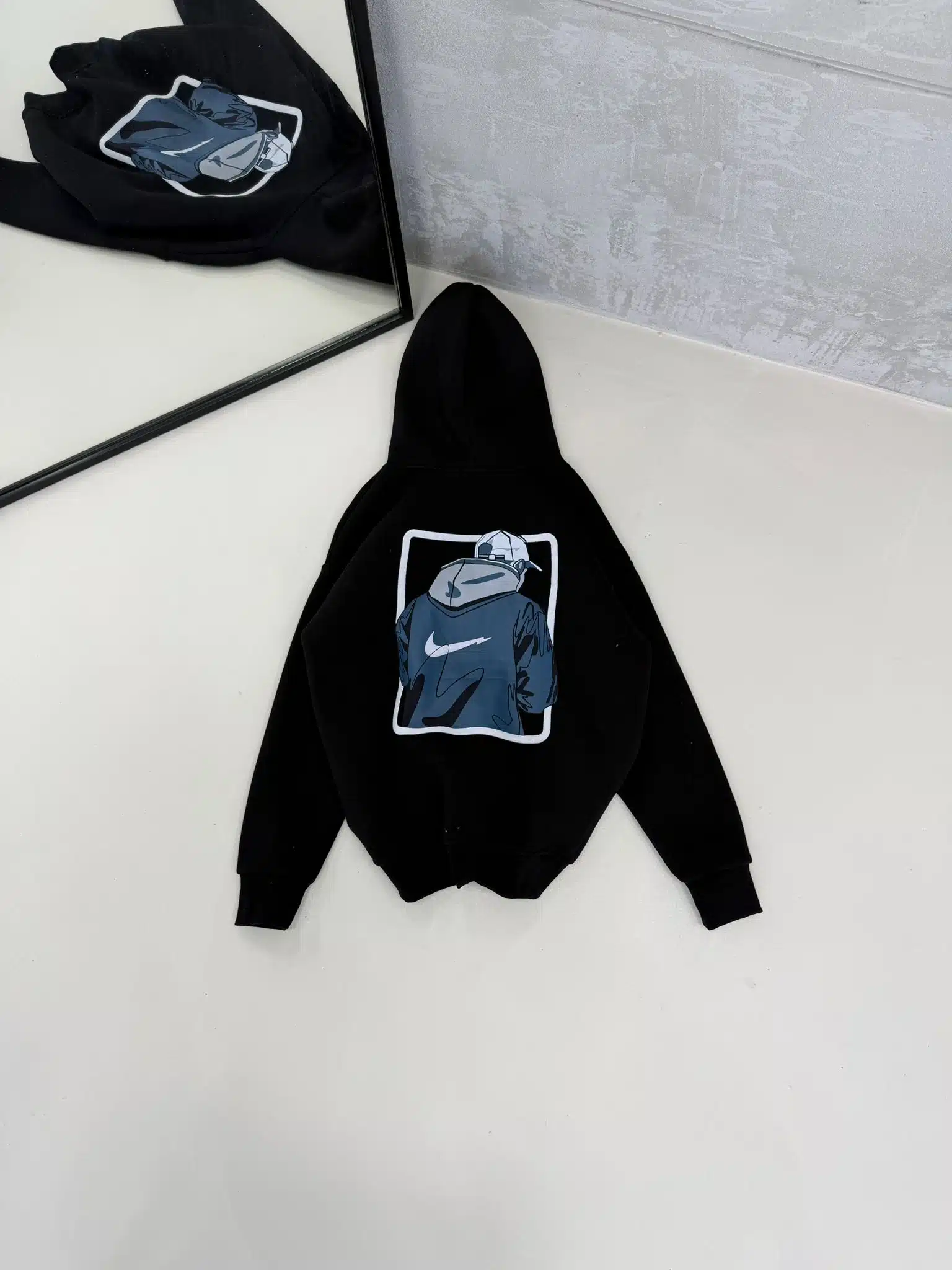 WhatsApp Görsel 2025-11-20 saat 17.51.15_23964a70 NK Büyük Kabartma Sırt Baskılı Kapşonlu Üç İplik Sweatshirt – Siyah - Görsel 1