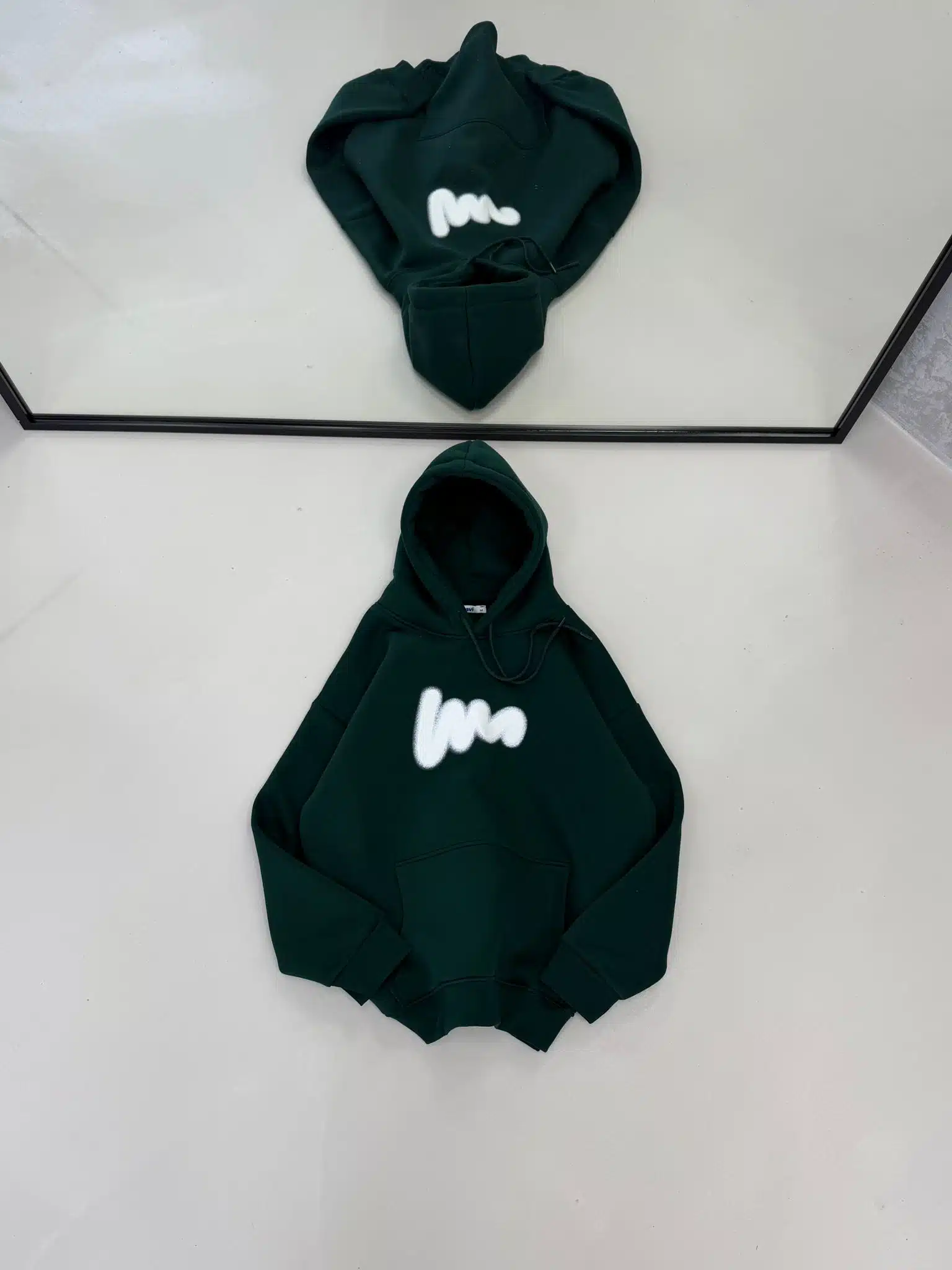 WhatsApp Görsel 2025-11-20 saat 17.52.10_18ee77f6 M Premium İmza Kabartma Baskılı Kapşonlu Sweatshirt – Koyu Yeşil - Görsel 1