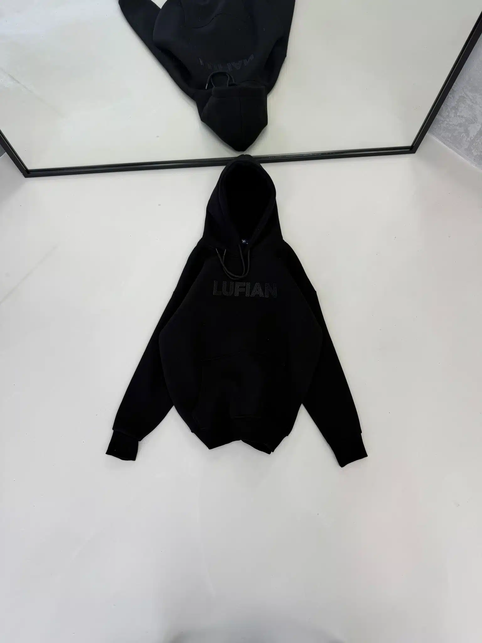 WhatsApp Görsel 2025-11-21 saat 18.07.28_18689f65 LFN Enjeksiyon Baskılı Kapşonlu Üç İplik Sweatshirt – Siyah - Görsel 1