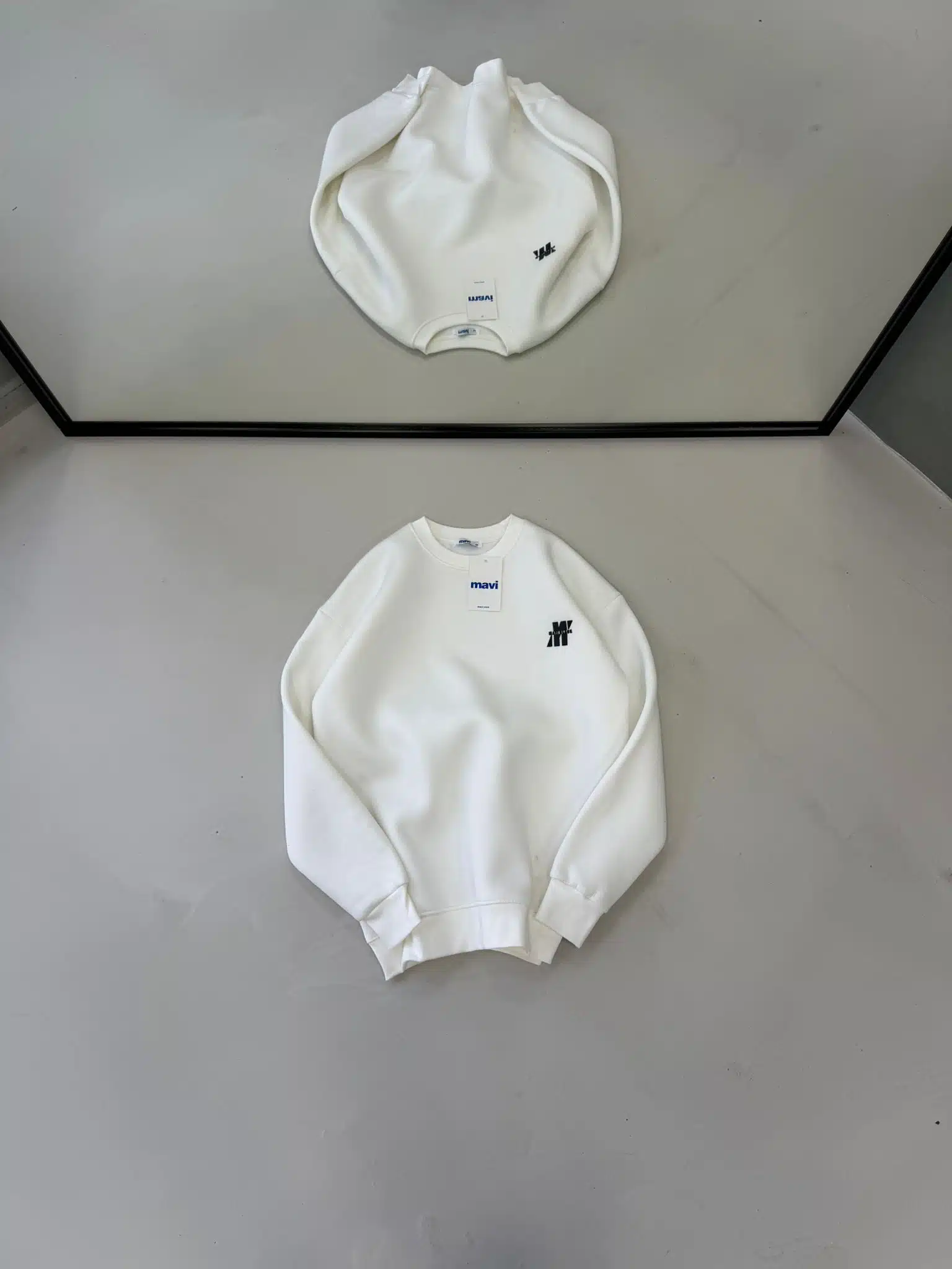 WhatsApp Görsel 2025-11-29 saat 11.34.25_5975239b M Enjeksiyon Baskılı Üç İplik Sweatshirt – Beyaz - Görsel 1