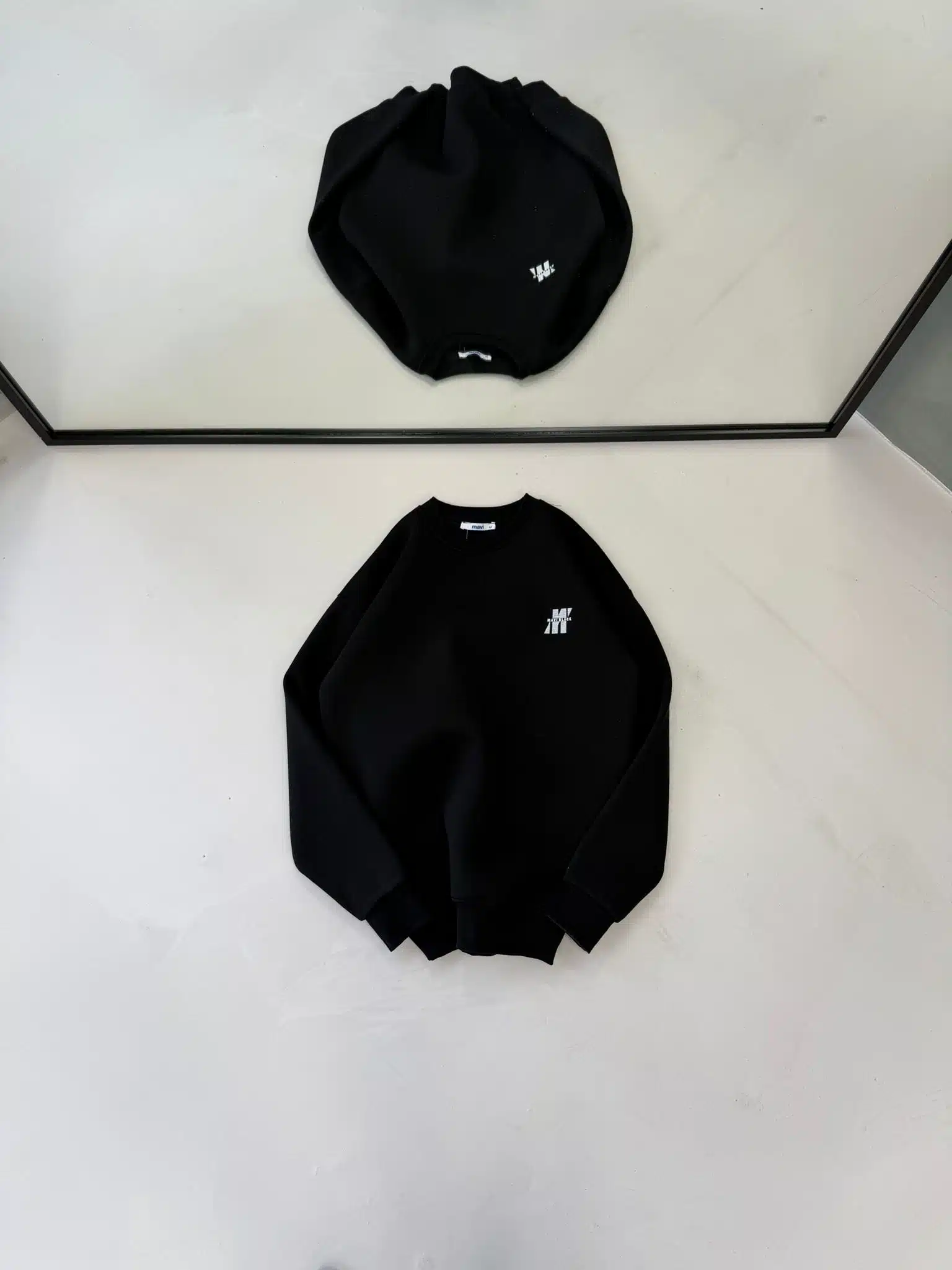 WhatsApp Görsel 2025-11-29 saat 11.34.25_ad5731b9 M Enjeksiyon Baskılı Üç İplik Sweatshirt – Siyah - Görsel 1