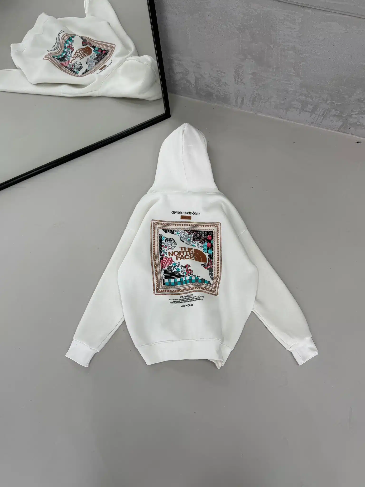 WhatsApp Görsel 2025-11-29 saat 15.56.37_6240364e THE NF Kabartma Sırt Baskılı Kapşonlu Üç İplik Sweatshirt – Beyaz - Görsel 1