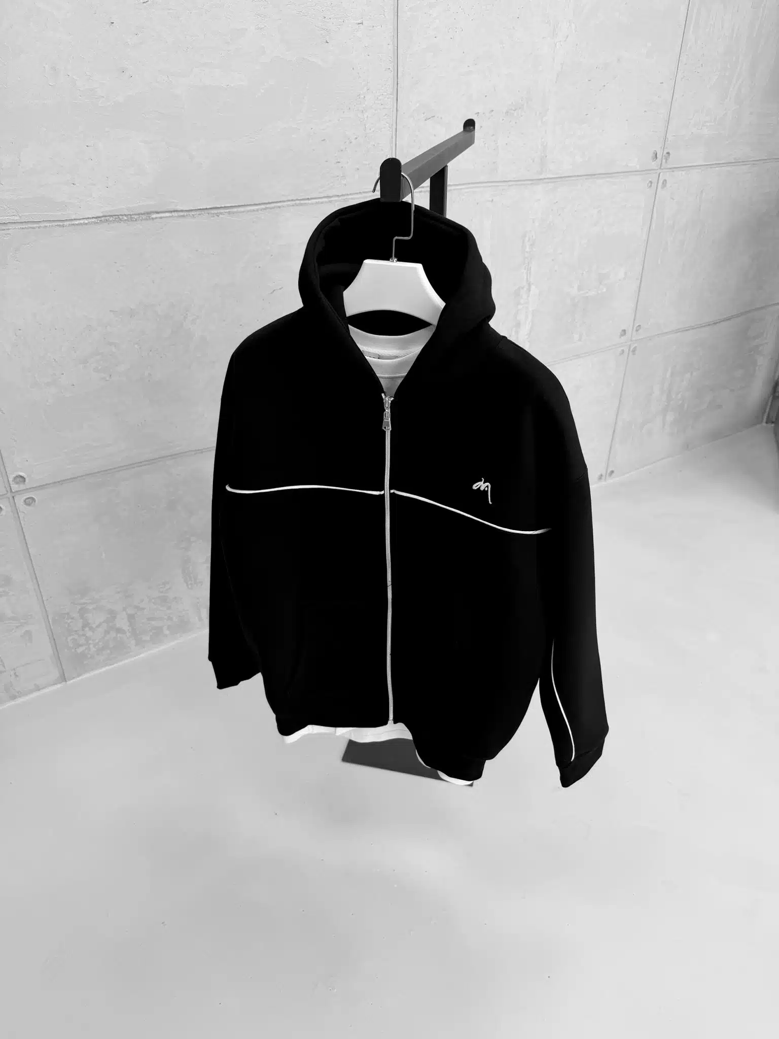 WhatsApp Görsel 2025-11-29 saat 16.02.55_816203c2 Premium İmzalı Seri Nakışlı 3 İplik Kapşonlu Hoodie - Siyah - Görsel 1