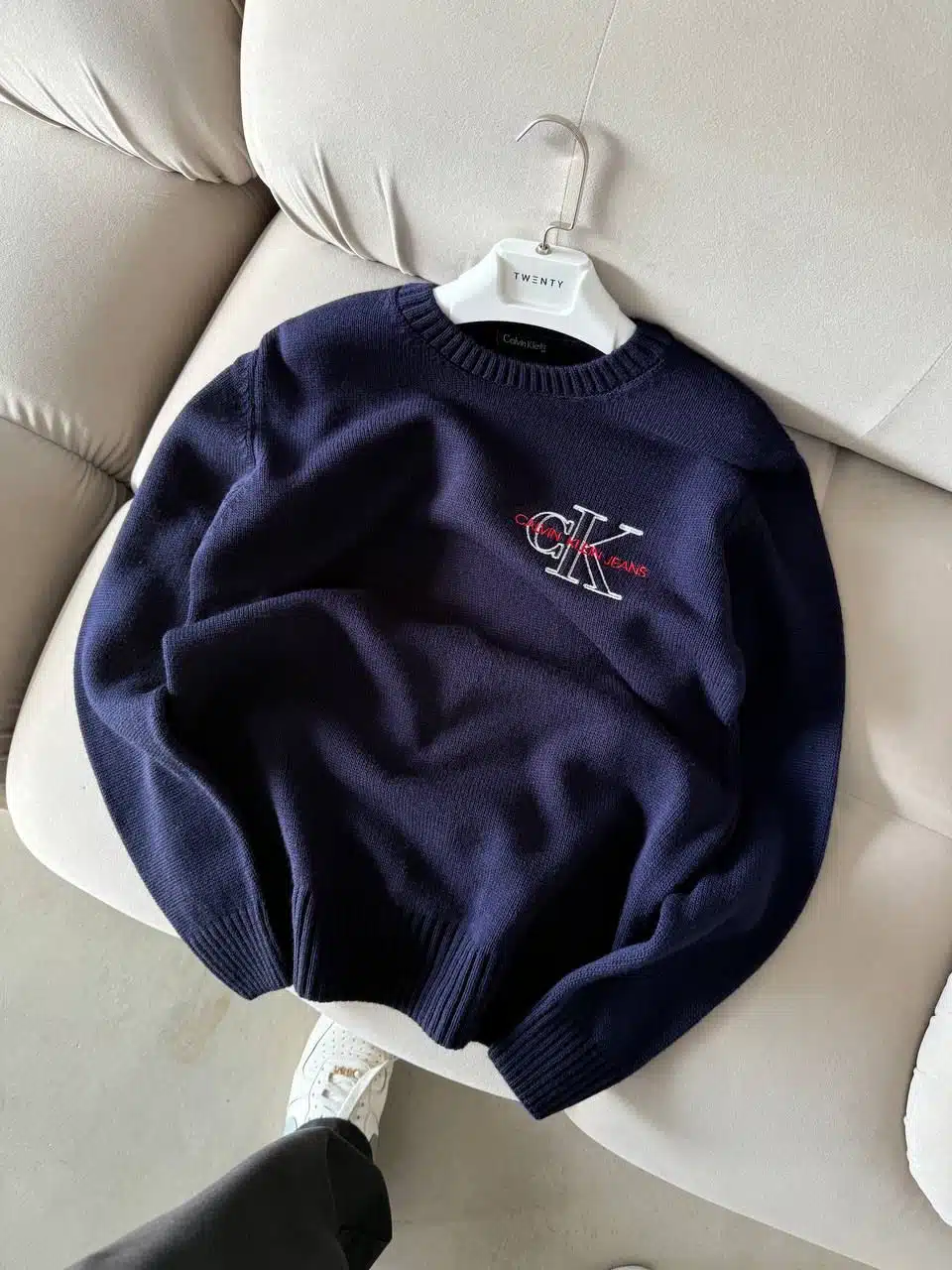 WhatsApp Görsel 2025-12-02 saat 19.54.04_22debc2b CK Nakış İşlemeli Premium Örgü Triko Kazak – Lacivert - Görsel 1