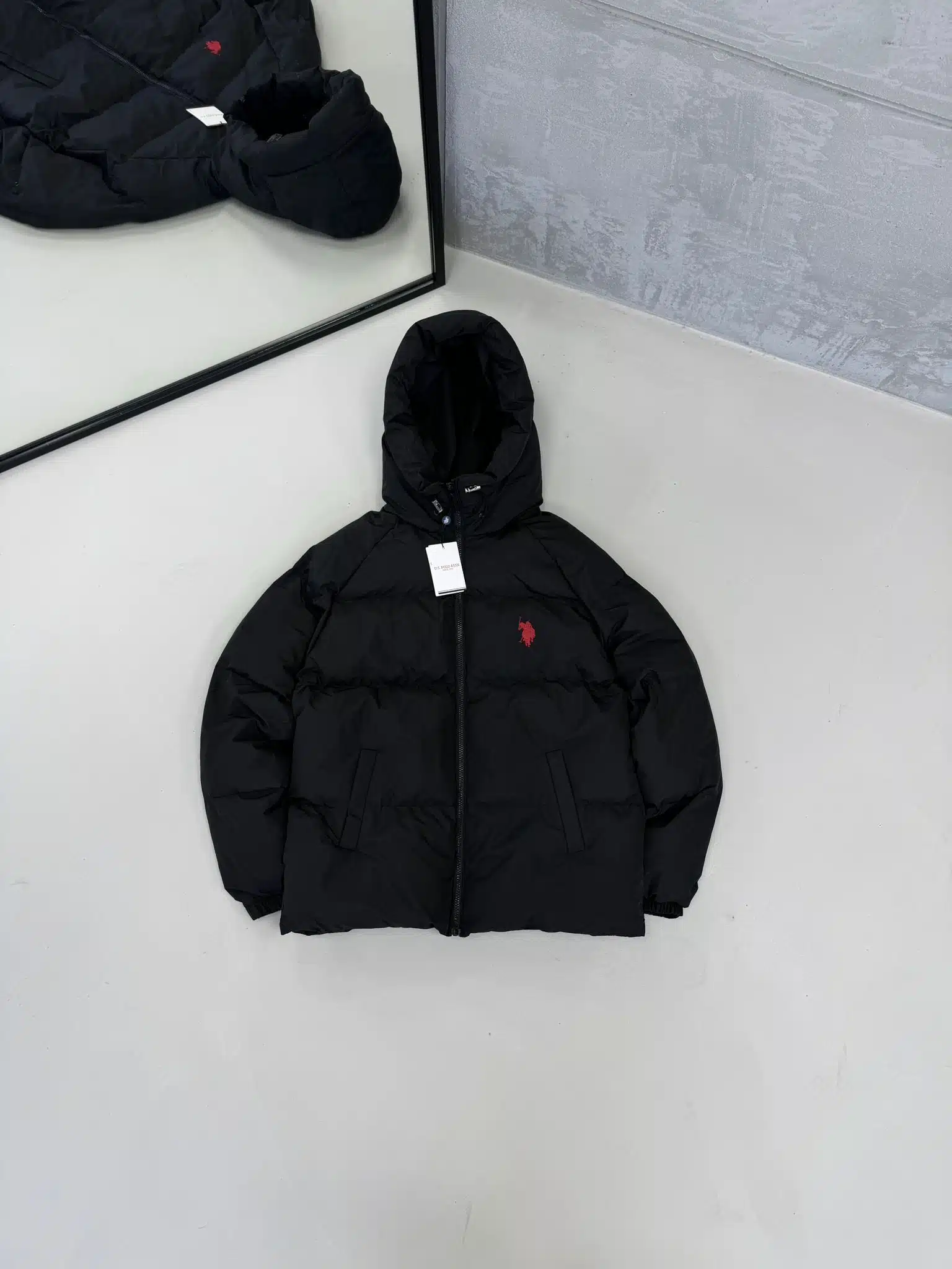 WhatsApp Görsel 2025-12-03 saat 12.26.23_261e0344 RL Nakışlı Kapşonlu Şişme Mont – Siyah - Görsel 1