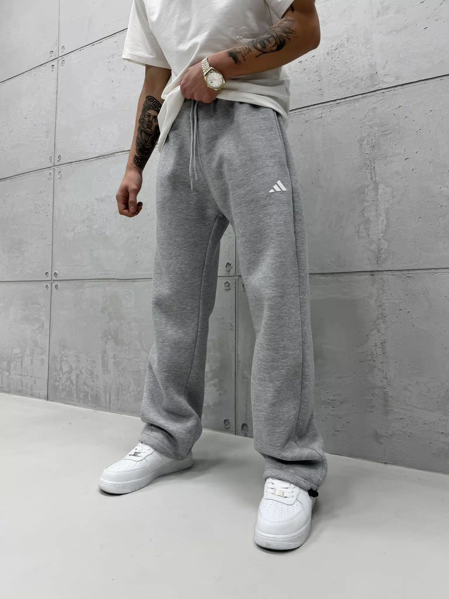 WhatsApp Görsel 2025-12-04 saat 14.22.09_510fa6d6 'AD' Baskılı Lastikli Stoper Paça Baggy Eşofman – Gri - Görsel 1