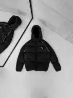 PM Enjeksiyon Baskı Kapşonlu Şişme Mont – Siyah