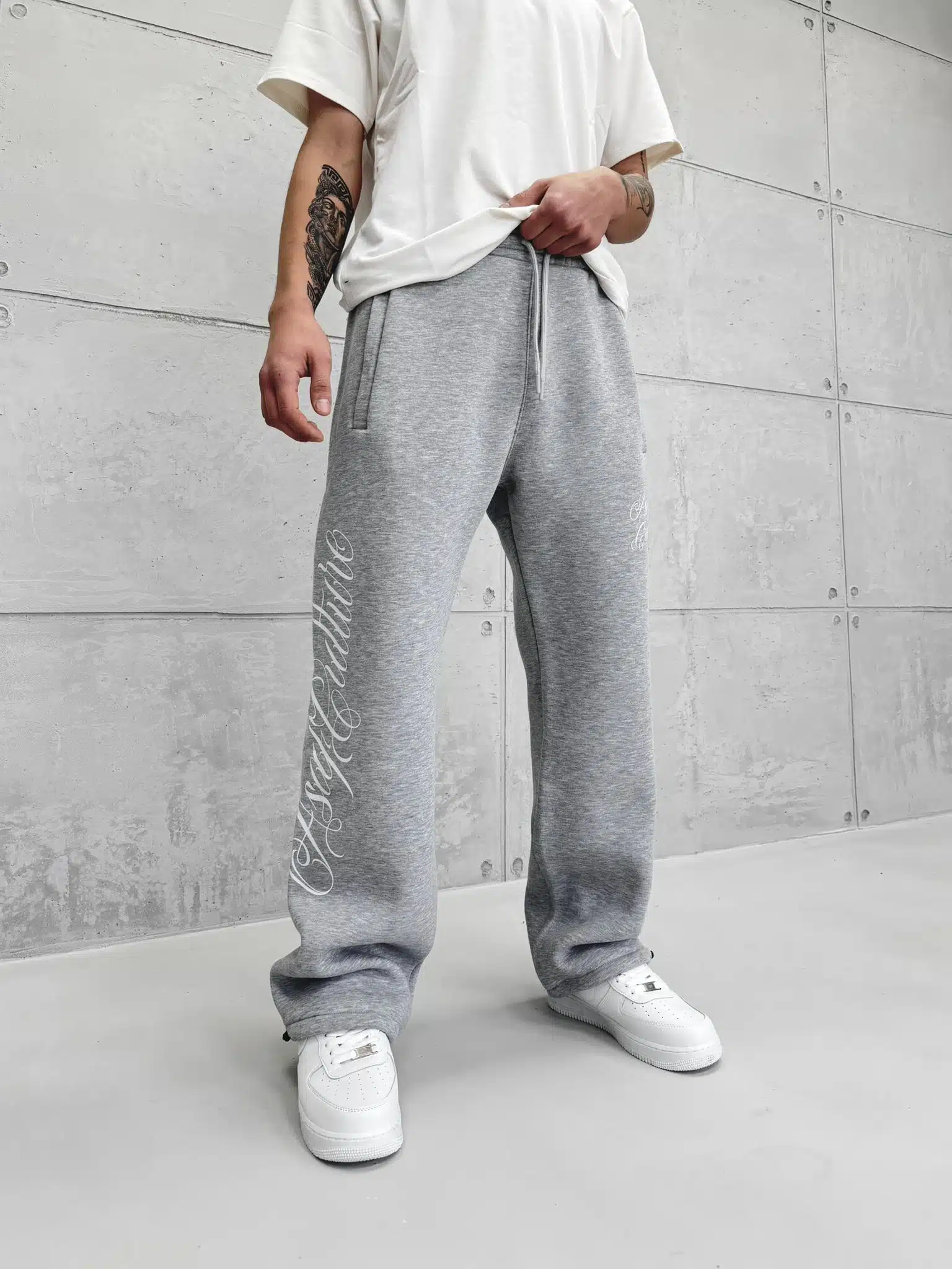 WhatsApp Görsel 2025-12-06 saat 11.27.03_39ad5c16 Premium GhettoBoys Büyük Baskılı Stoper Paça Baggy Eşofman – Gri - Görsel 1