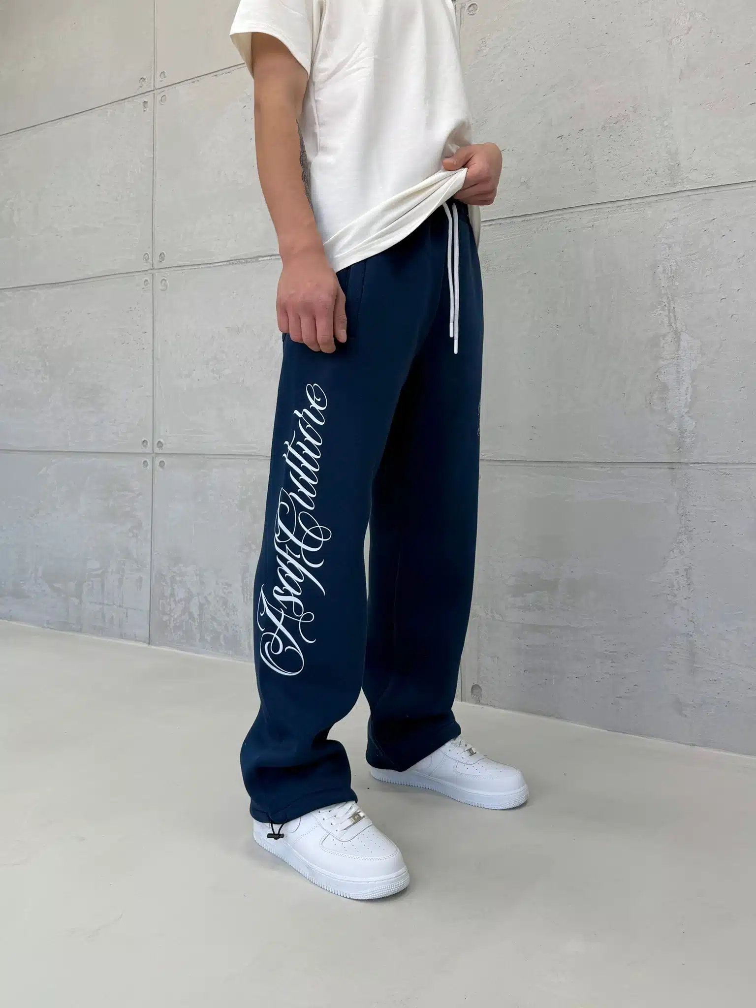 WhatsApp Görsel 2025-12-06 saat 11.30.45_06af3fad Premium GhettoBoys Büyük Baskılı Stoper Paça Baggy Eşofman – İndigo - Görsel 1