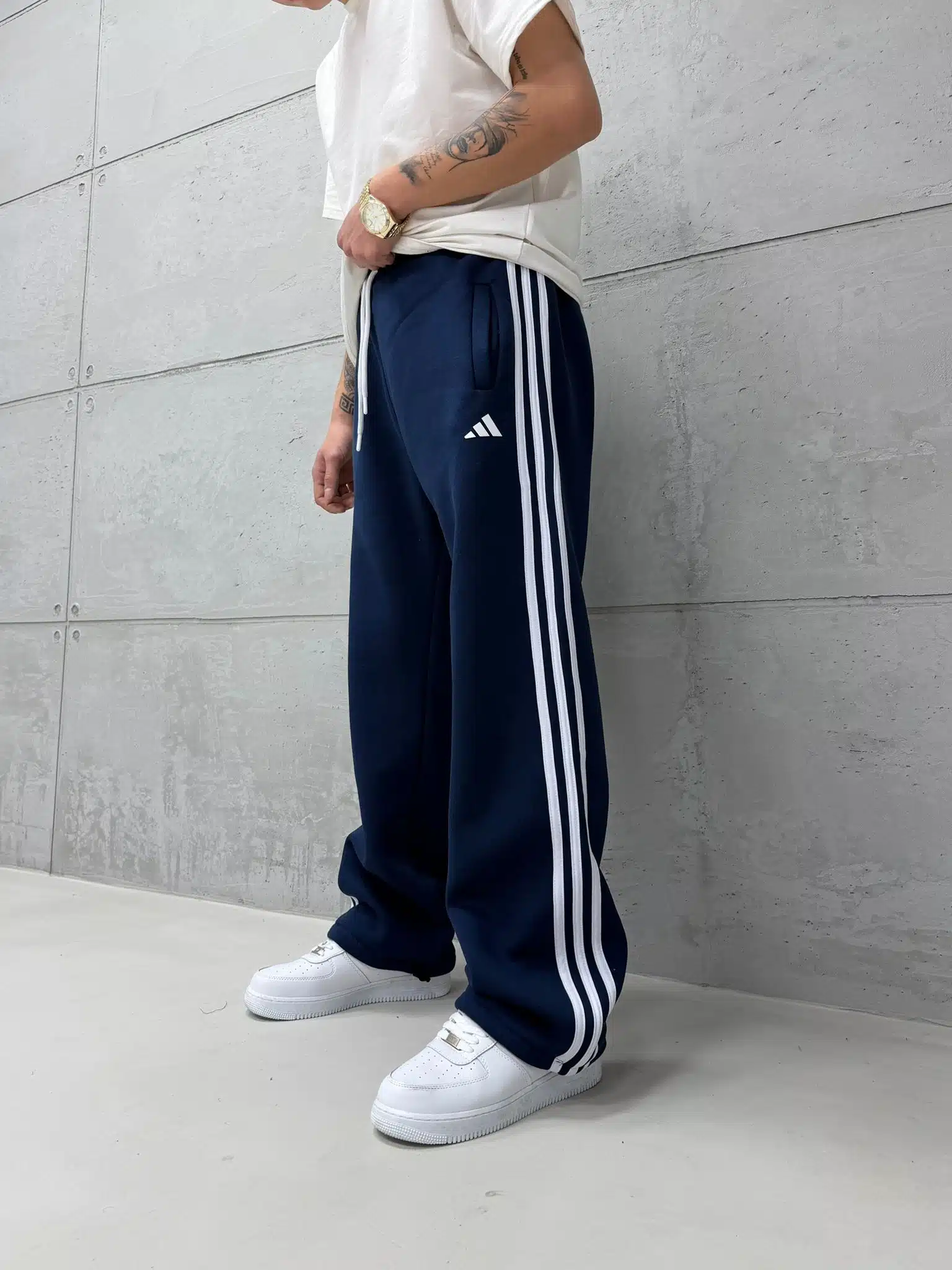 WhatsApp Görsel 2025-12-12 saat 17.17.24_cb5bce16 ‘AD’ 3 Şeritli Lastikli Stoper Paça Baggy Eşofman – İndigo - Görsel 1