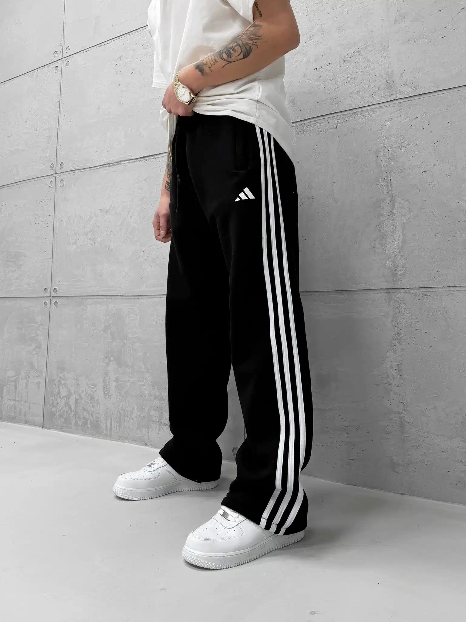 WhatsApp Görsel 2025-12-12 saat 17.17.44_9e6fab3c ‘AD’ 3 Şeritli Lastikli Stoper Paça Baggy Eşofman – Siyah - Görsel 1