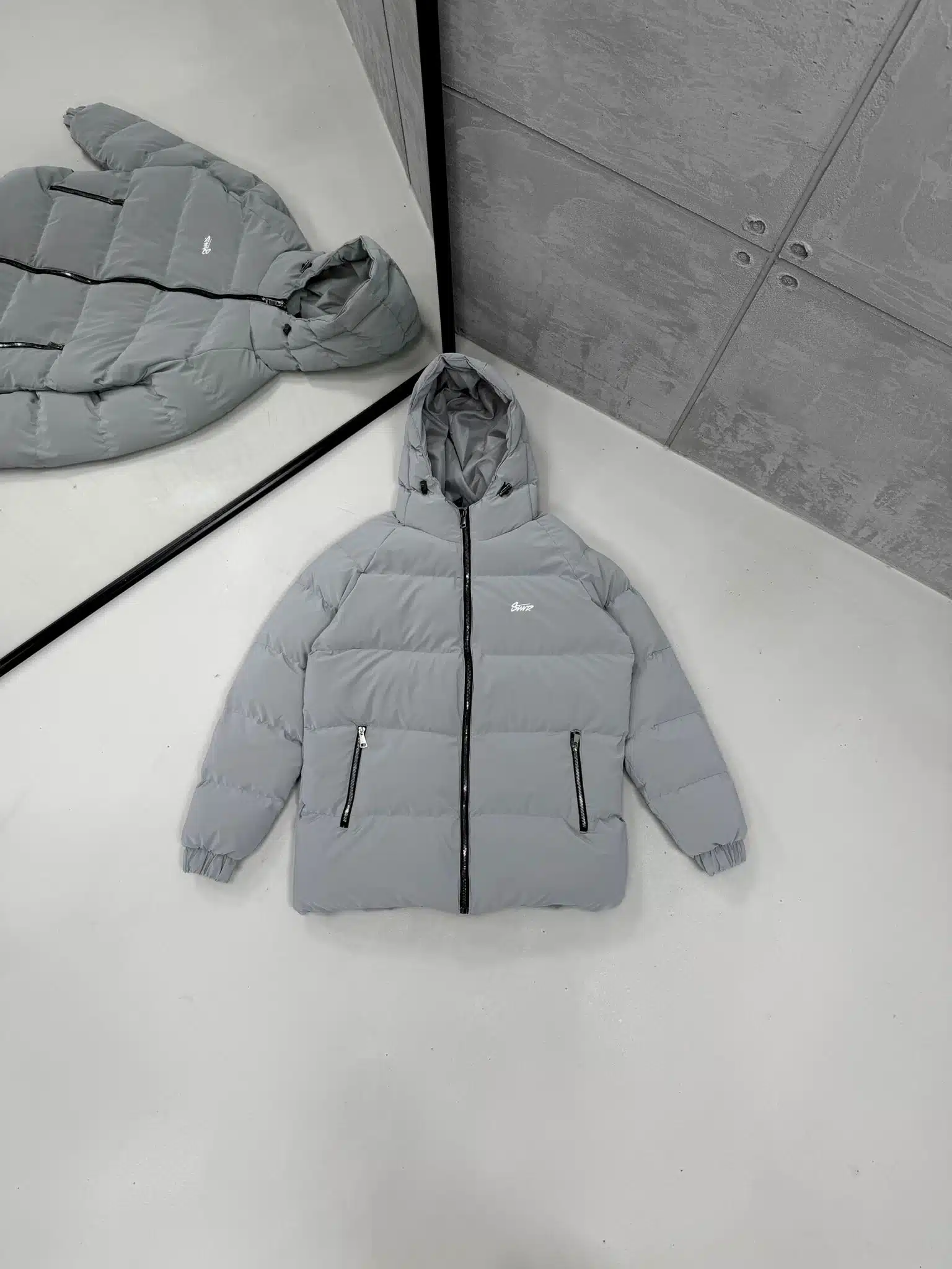 WhatsApp Görsel 2025-12-15 saat 18.56.12_262254ee STWD Nakışlı Nova Kapşonlu Şişme Mont – Gri - Görsel 1