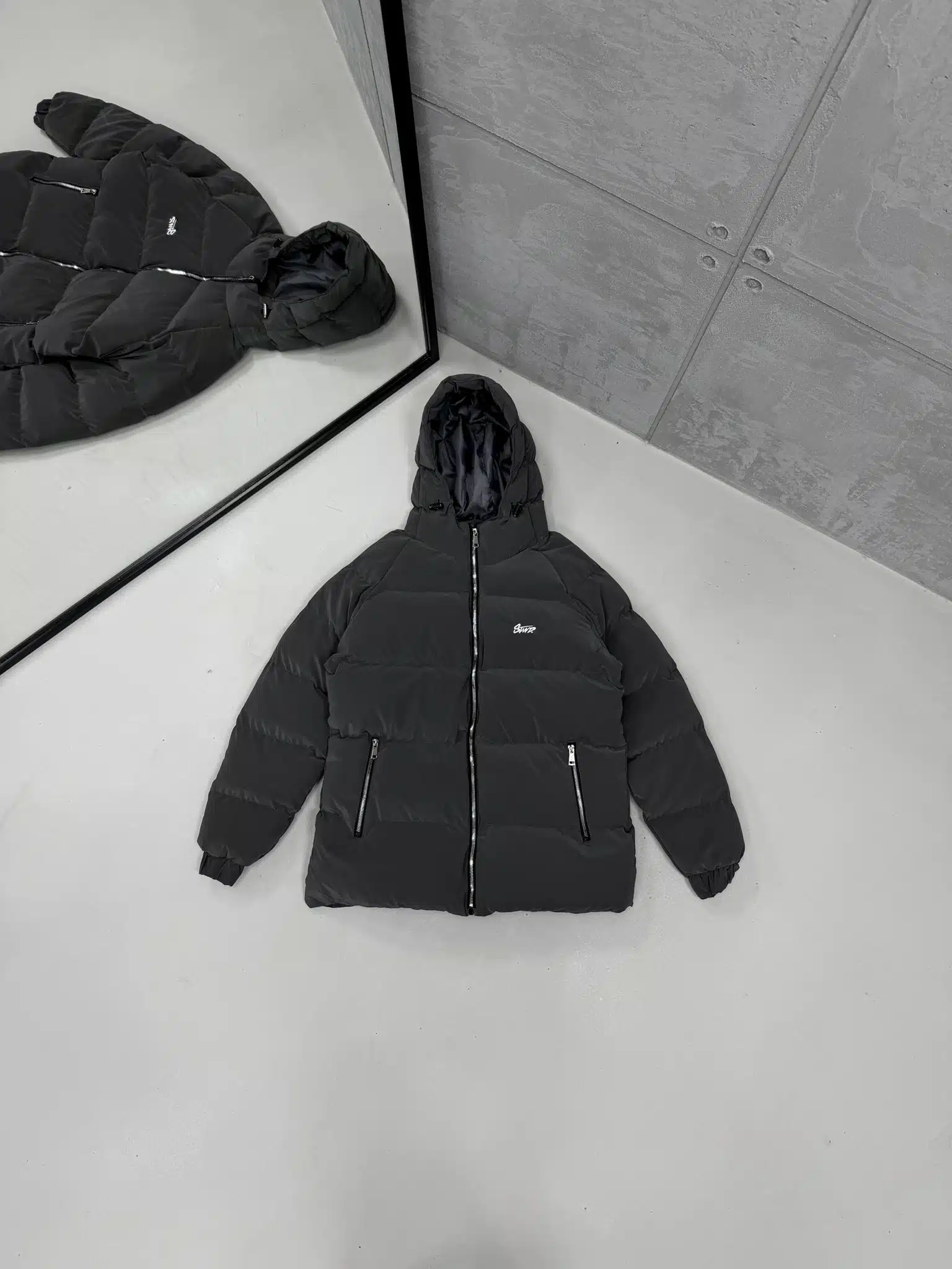 WhatsApp Görsel 2025-12-15 saat 18.56.12_69e4fe26 STWD Nakışlı Nova Kapşonlu Şişme Mont – Füme - Görsel 1