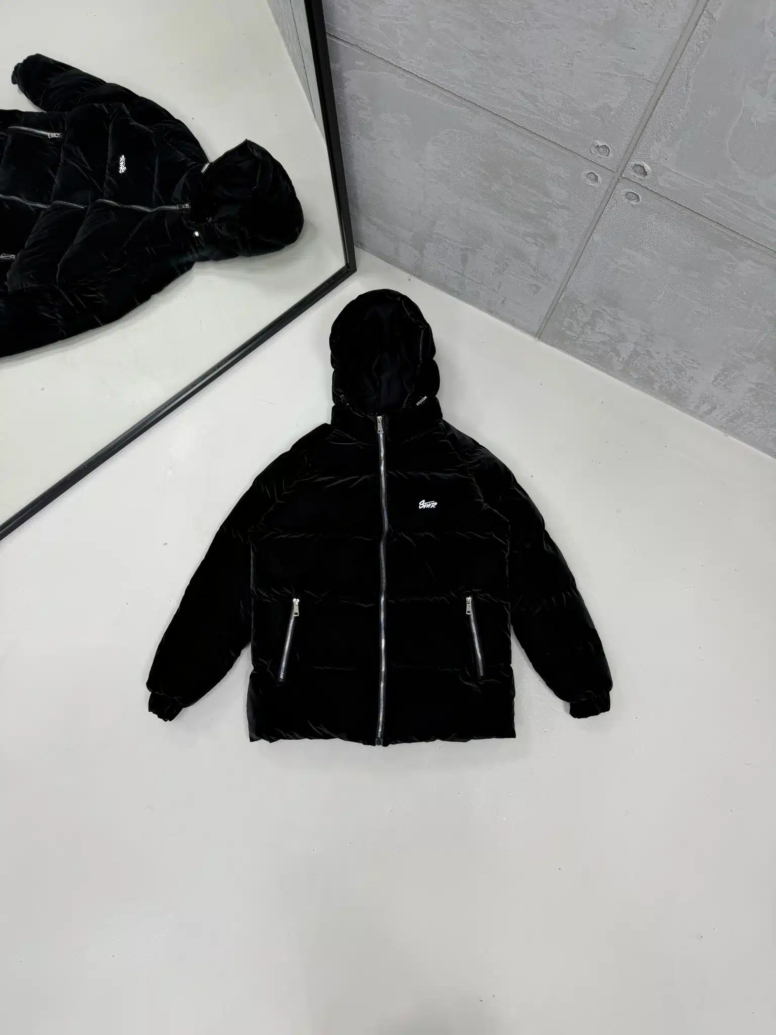 WhatsApp Görsel 2025-12-15 saat 18.56.12_b7cfe6bf STWD Nakışlı Nova Kapşonlu Şişme Mont – Siyah - Görsel 1