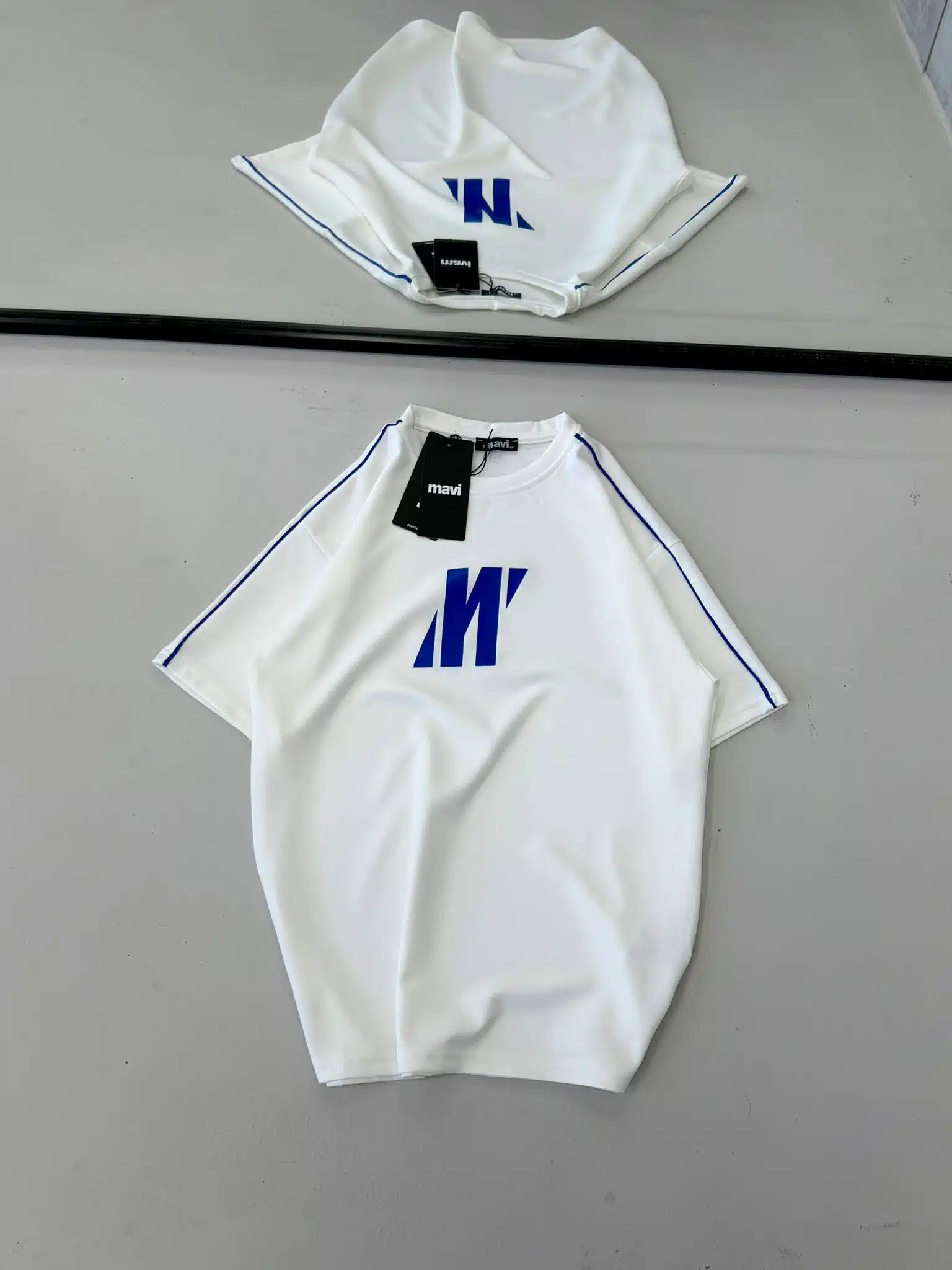 WhatsApp Image 2026-01-25 at 00.33.15 M Baskılı Şerit Detaylı Bisiklet Yaka Tshirt - Beyaz - Görsel 1