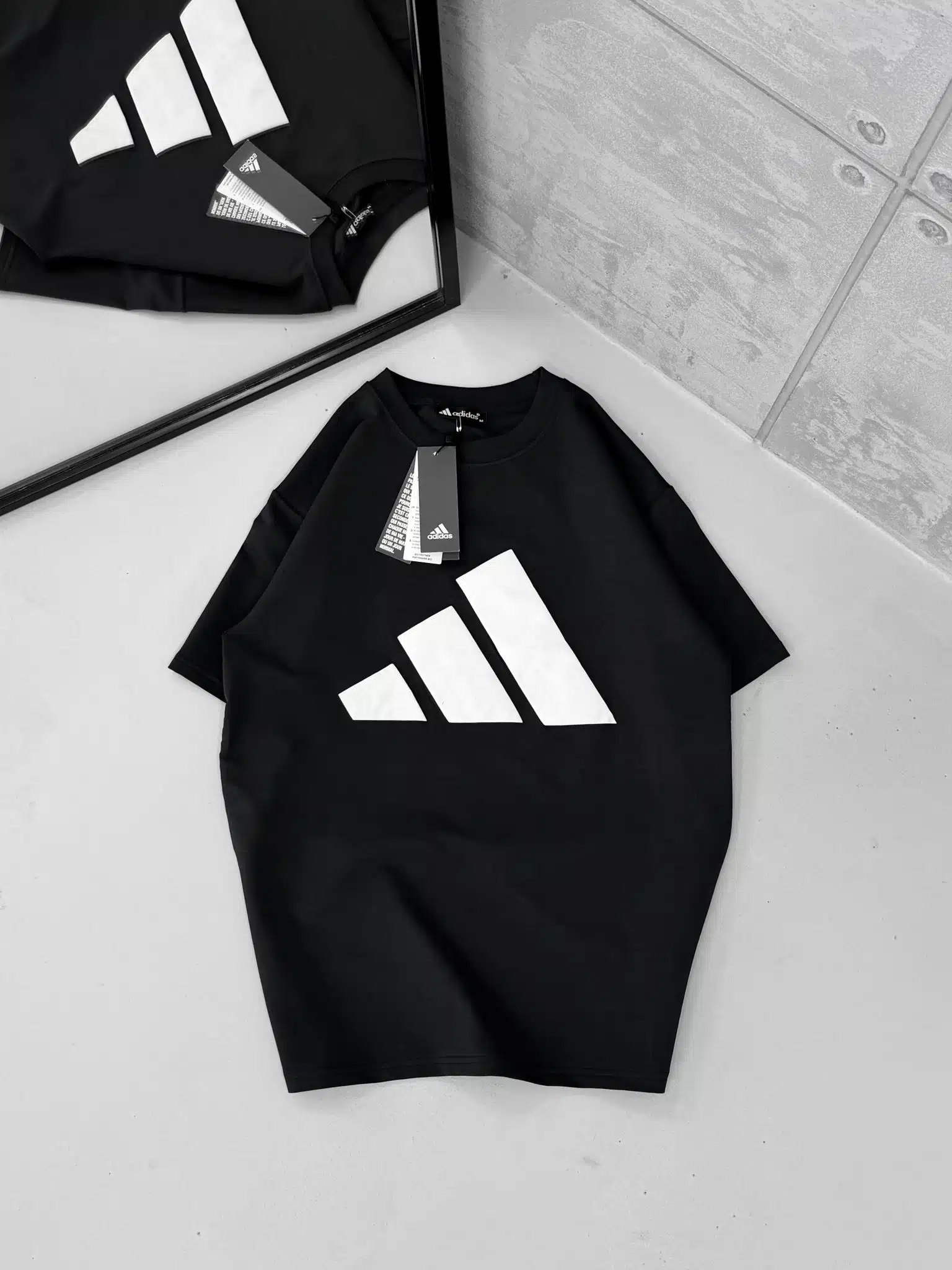 WhatsApp Image 2026-01-28 at 10.24.18 AD Büyük Kabartma Baskı Detaylı Bisiklet Yaka Tshirt - Siyah - Görsel 1