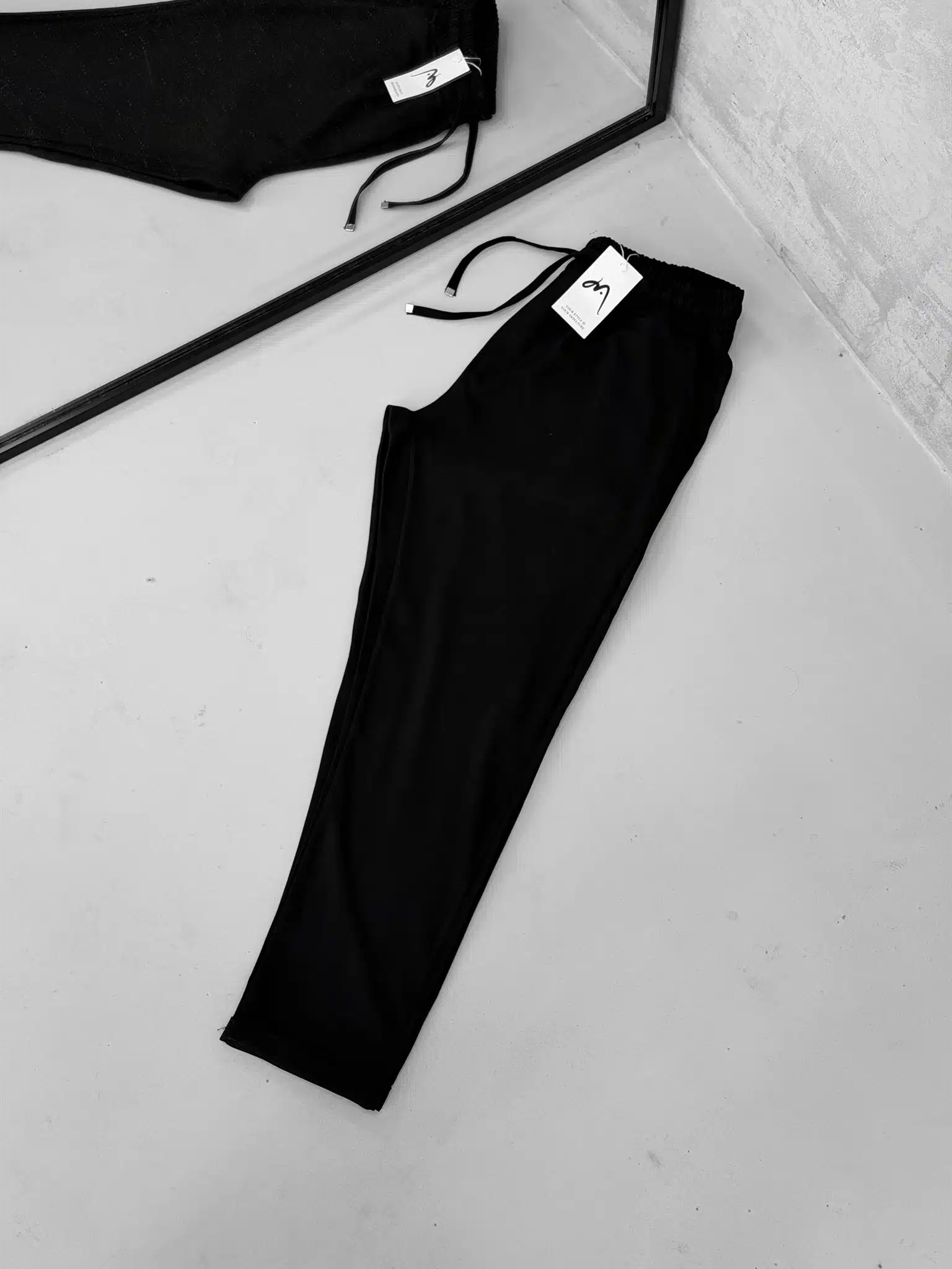 WhatsApp Image 2026-01-31 at 14.24.43 Premium İmzalı Seri Yumuşak Keten Kumaş Pantolon -Siyah - Görsel 1