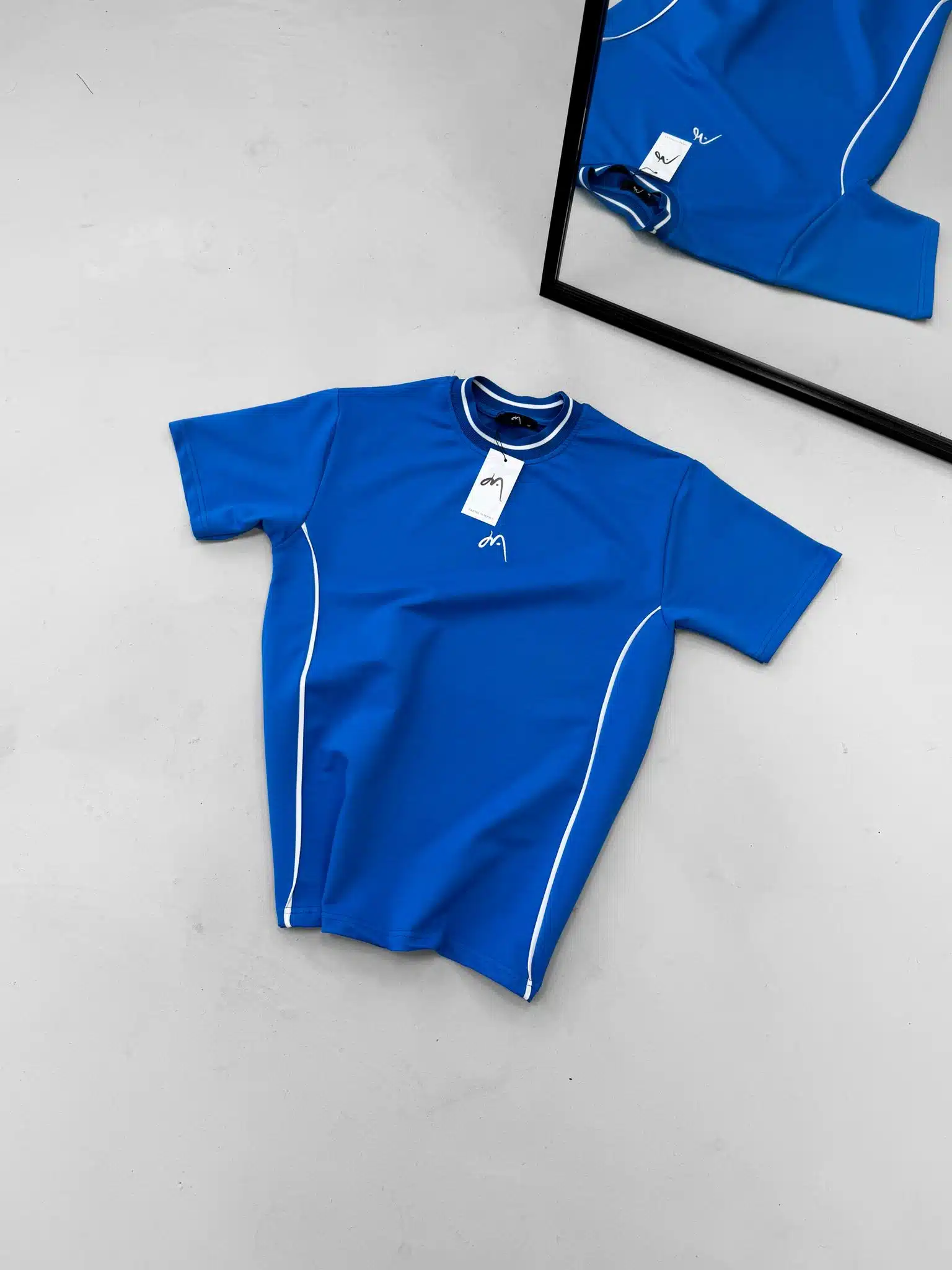 WhatsApp Image 2026-02-04 at 14.41.26 Premium İmzalı Seri Çift Şeritli Nakış Detaylı Bisiklet Yaka Tshirt -Mavi - Görsel 1