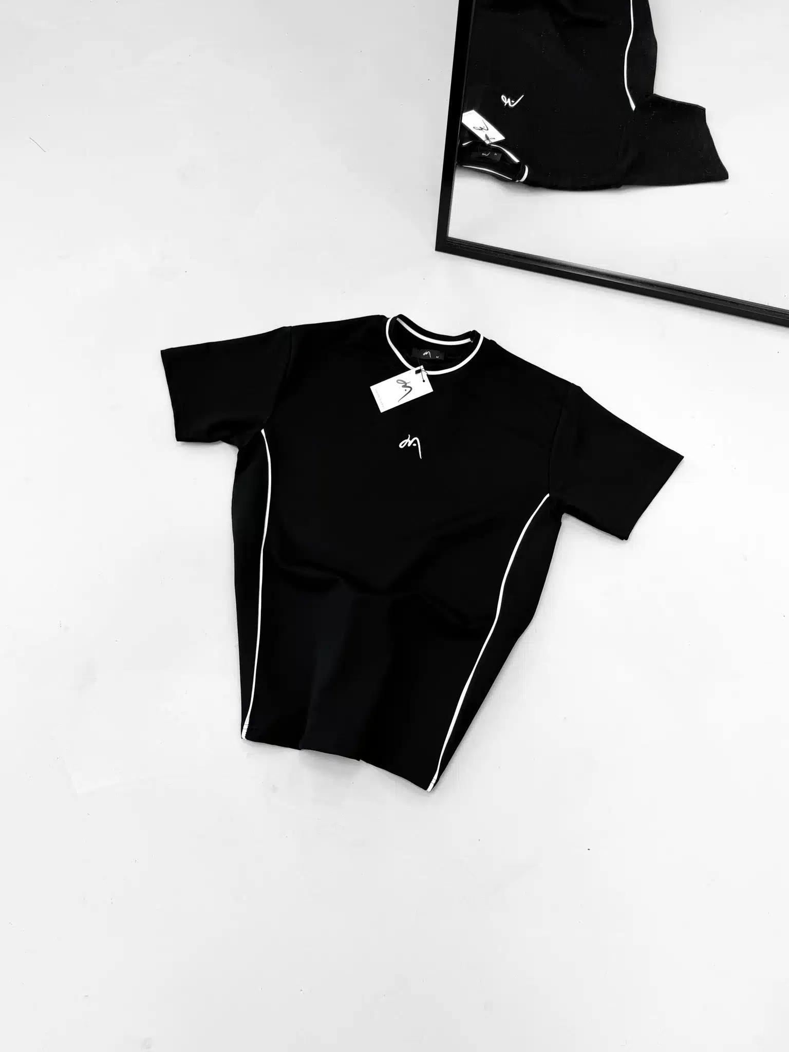 WhatsApp Image 2026-02-04 at 14.41.34 Premium İmzalı Seri Çift Şeritli Nakış Detaylı Bisiklet Yaka Tshirt -Siyah - Görsel 1