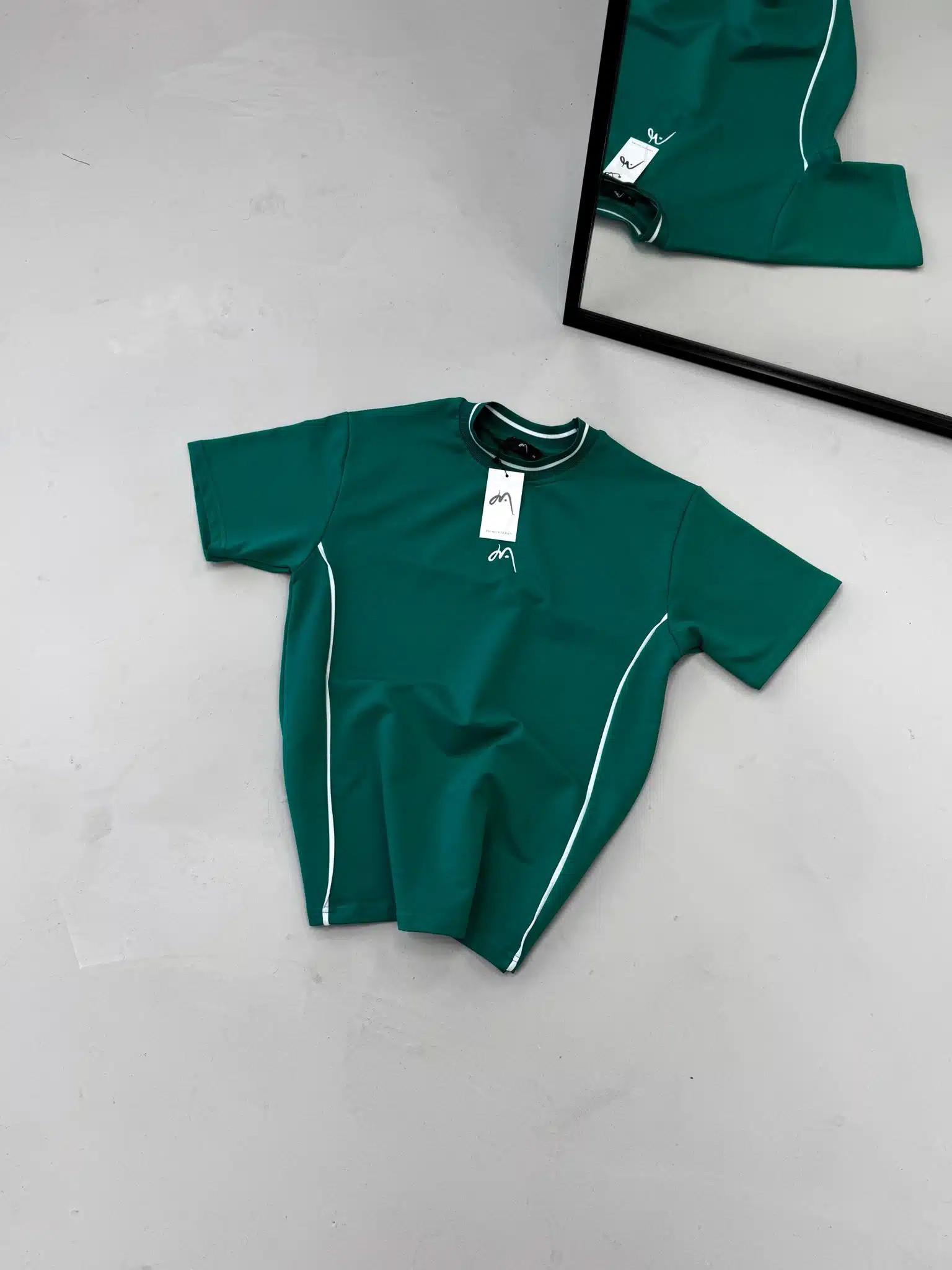 WhatsApp Image 2026-02-04 at 14.41.58 Premium İmzalı Seri Çift Şeritli Nakış Detaylı Bisiklet Yaka Tshirt -Yeşil - Görsel 1