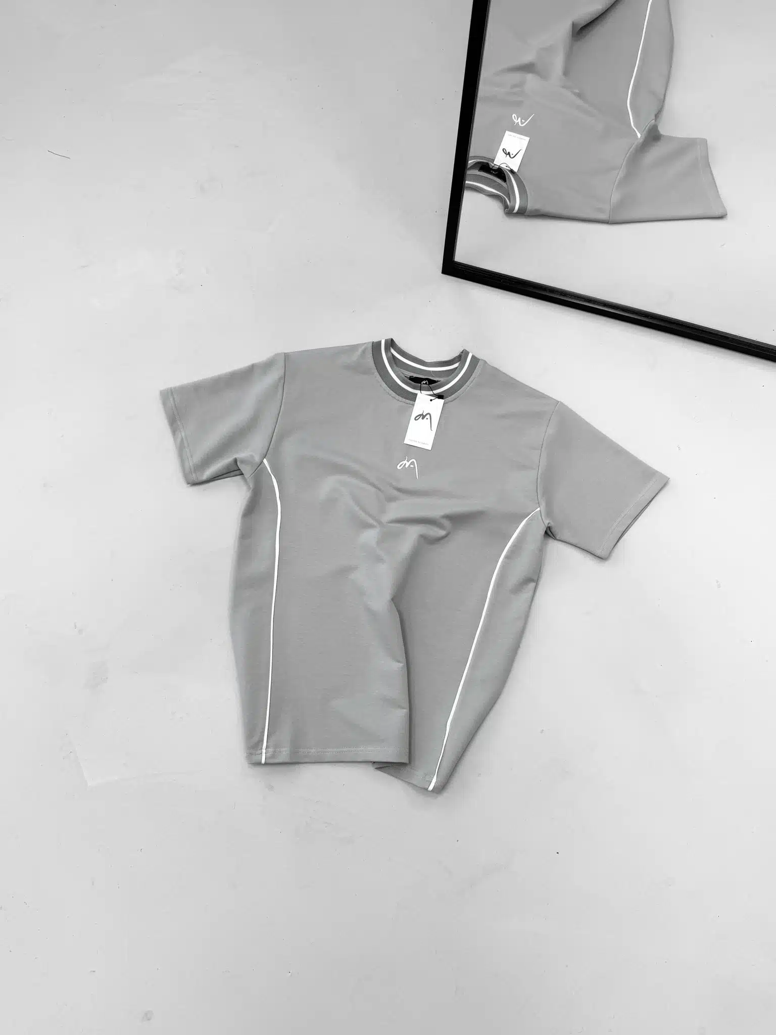 WhatsApp Image 2026-02-04 at 14.42.05 Premium İmzalı Seri Çift Şeritli Nakış Detaylı Bisiklet Yaka Tshirt -Gri - Görsel 1