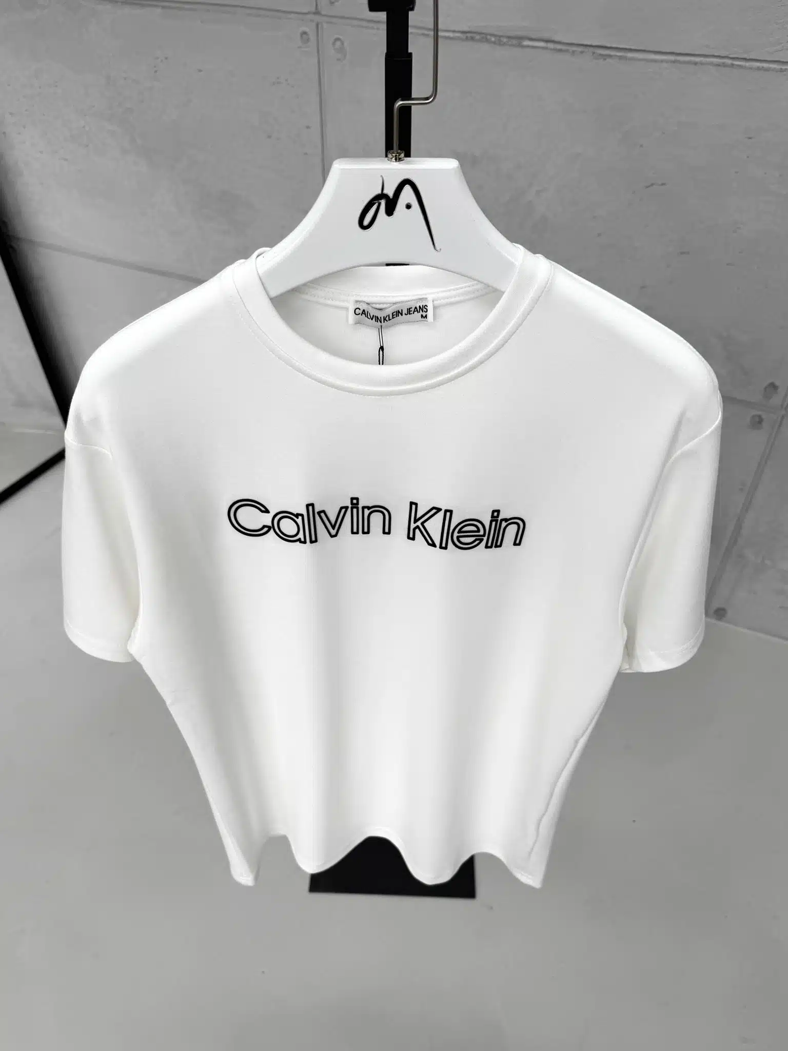 WhatsApp Image 2026-02-06 at 01.02.07 CK Enjeksiyon Baskılı Bisiklet Yaka Tshirt - Beyaz - Görsel 1