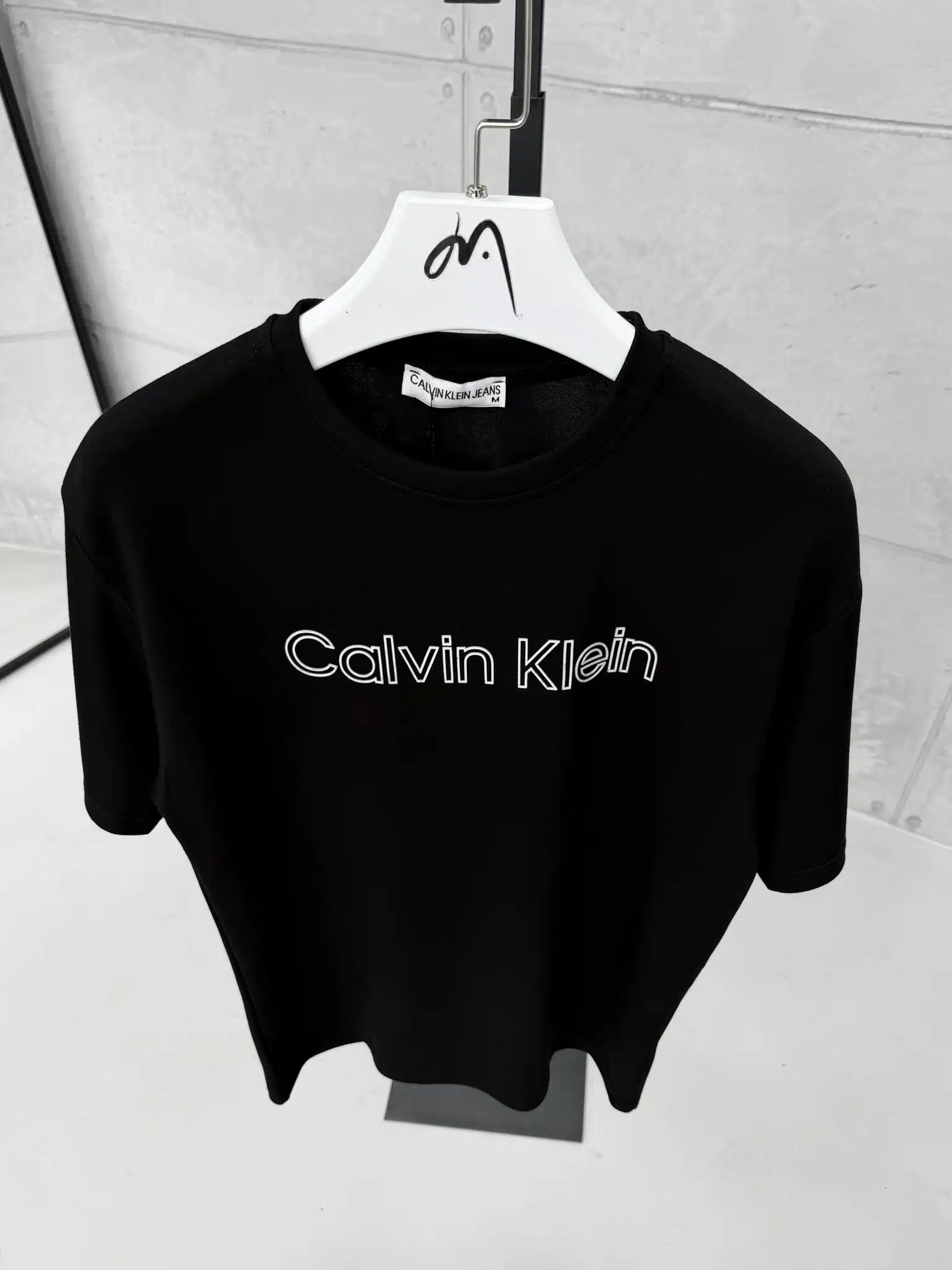 WhatsApp Image 2026-02-06 at 01.02.19 CK Enjeksiyon Baskılı Bisiklet Yaka Tshirt - Siyah - Görsel 1