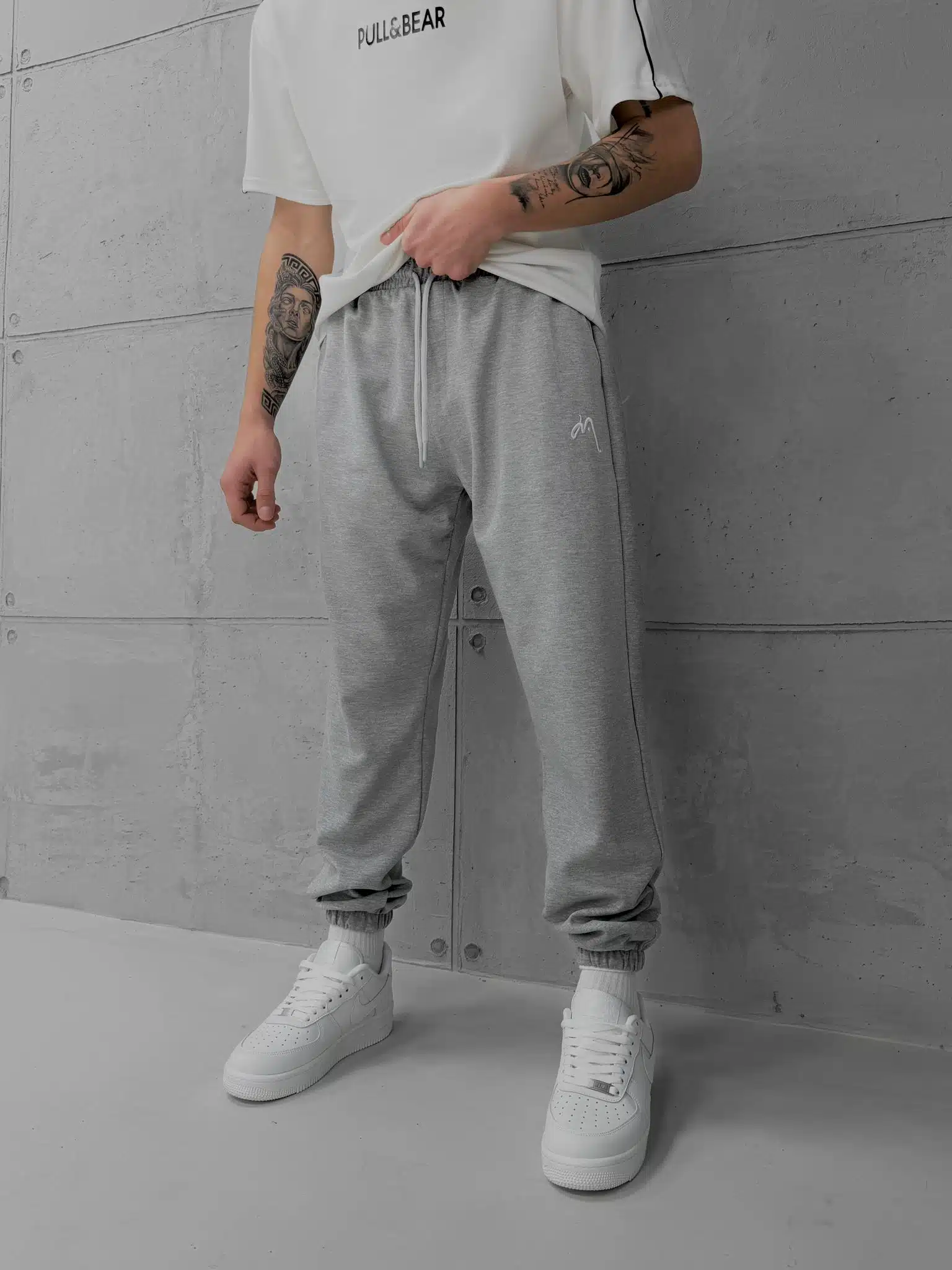 WhatsApp Image 2026-02-06 at 17.05.23 Premium İmzalı Seri Nakışlı Sport Club Eşofman – Gri - Görsel 1